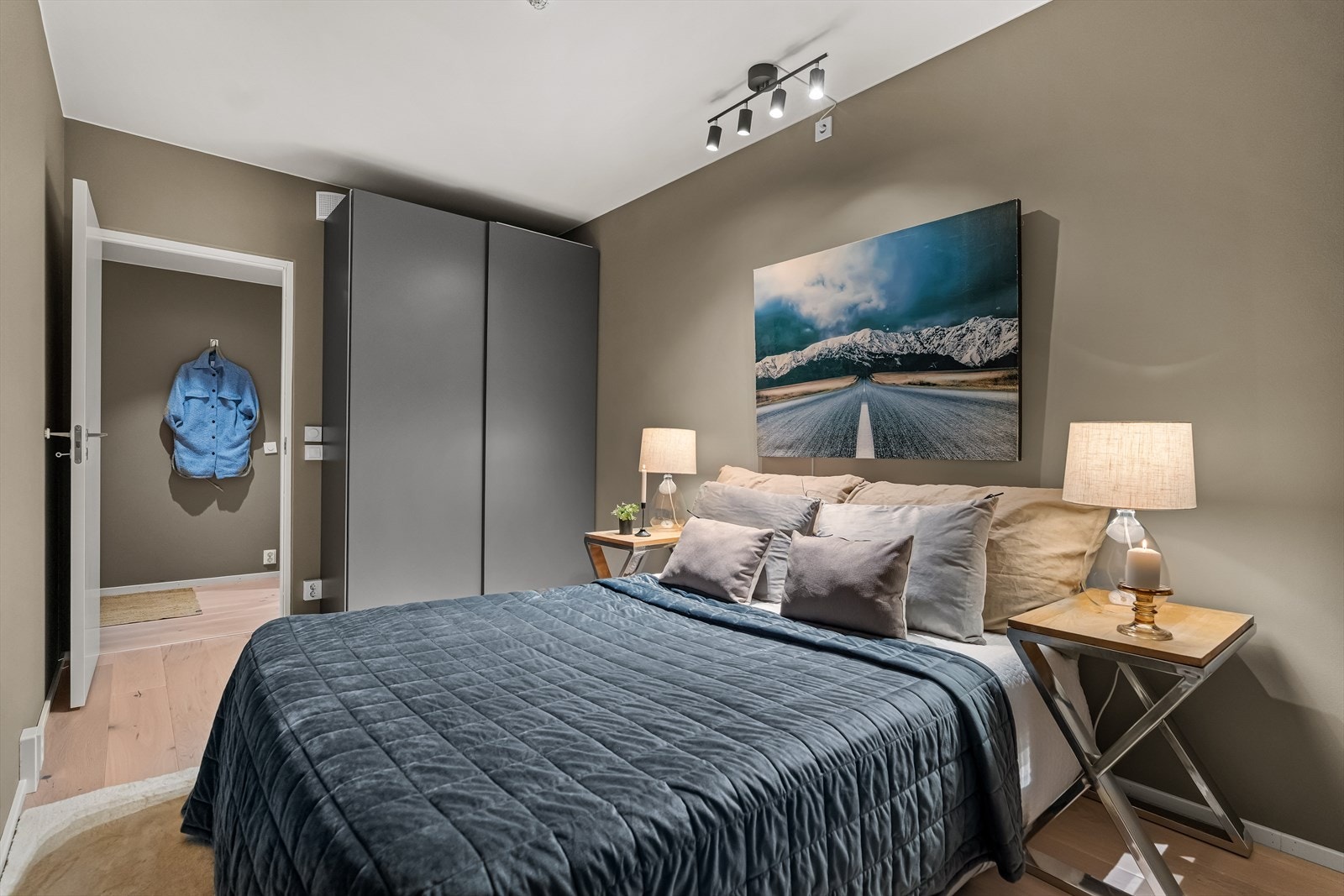 Leiligheten har to gode soverom, det største med adkomst fra entreen og det andre med inngang via skyvedør fra stuen. Galleribilde