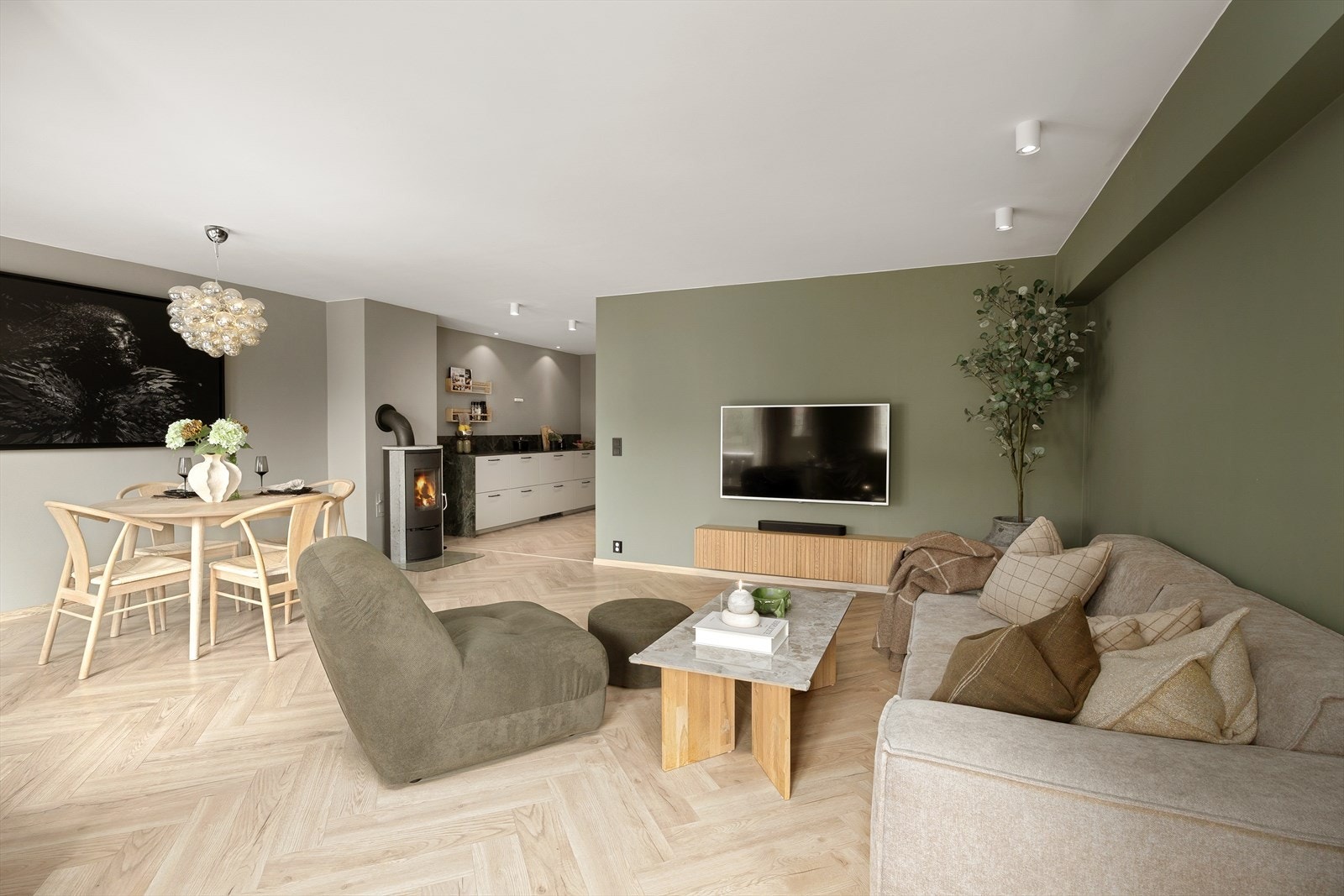 Stuen er romslig med god plass for både sofa- og spisegruppe Galleribilde