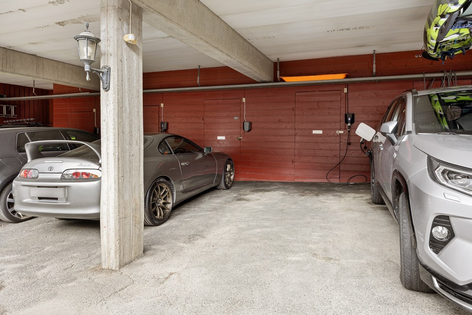 Det medfølger carport med tilliggene sportsbod - carporten har elbillader Galleribilde