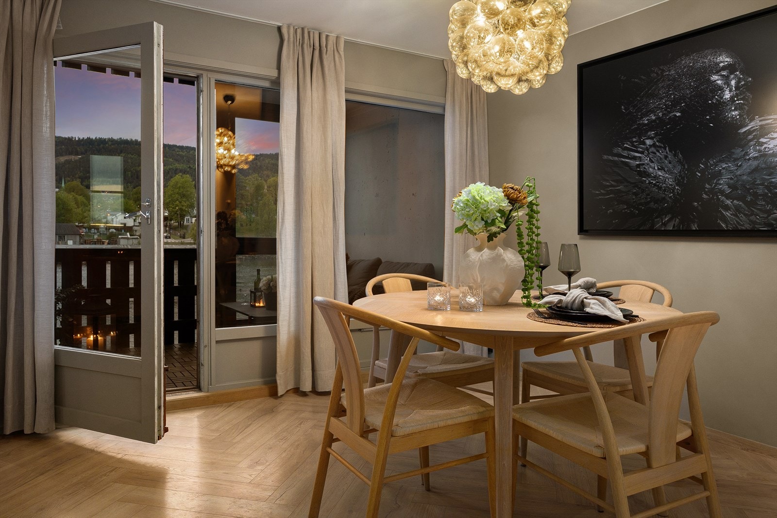 Fra stuen er det utgang til en lun og fin uteplass Galleribilde