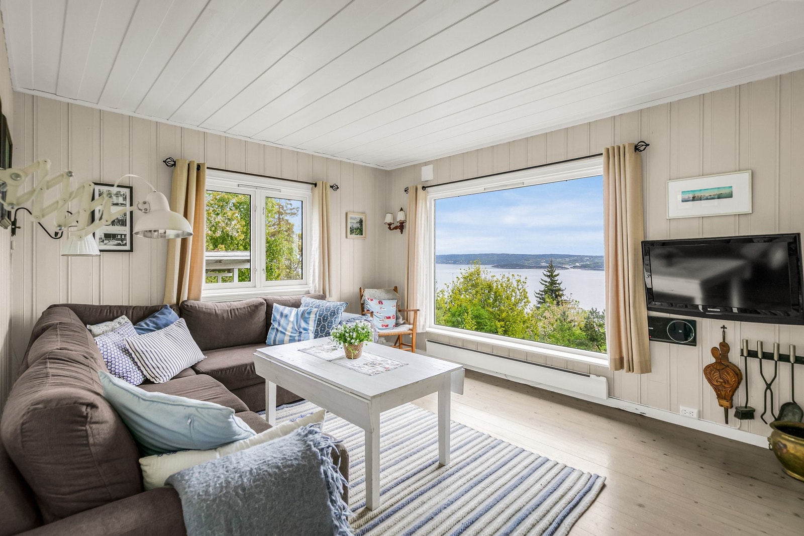 Lys og koselig stue med plass til sofakrok og ønsket møblement. Galleribilde