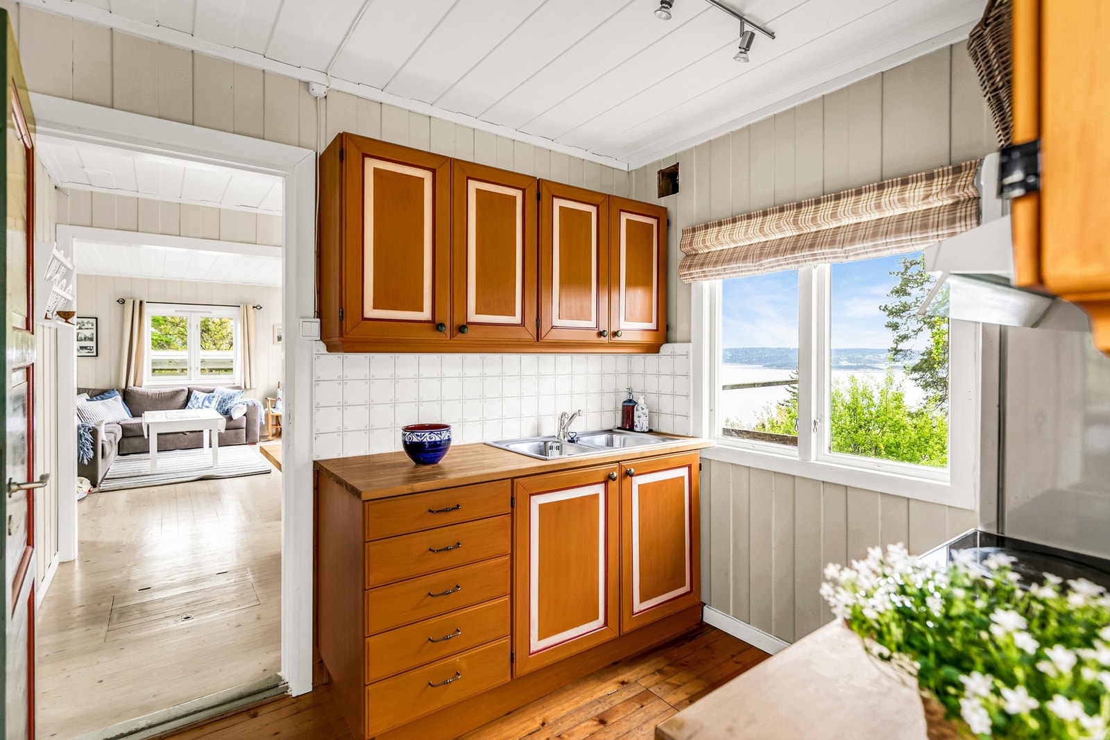 Kjøkken med profilerte fronter. Galleribilde