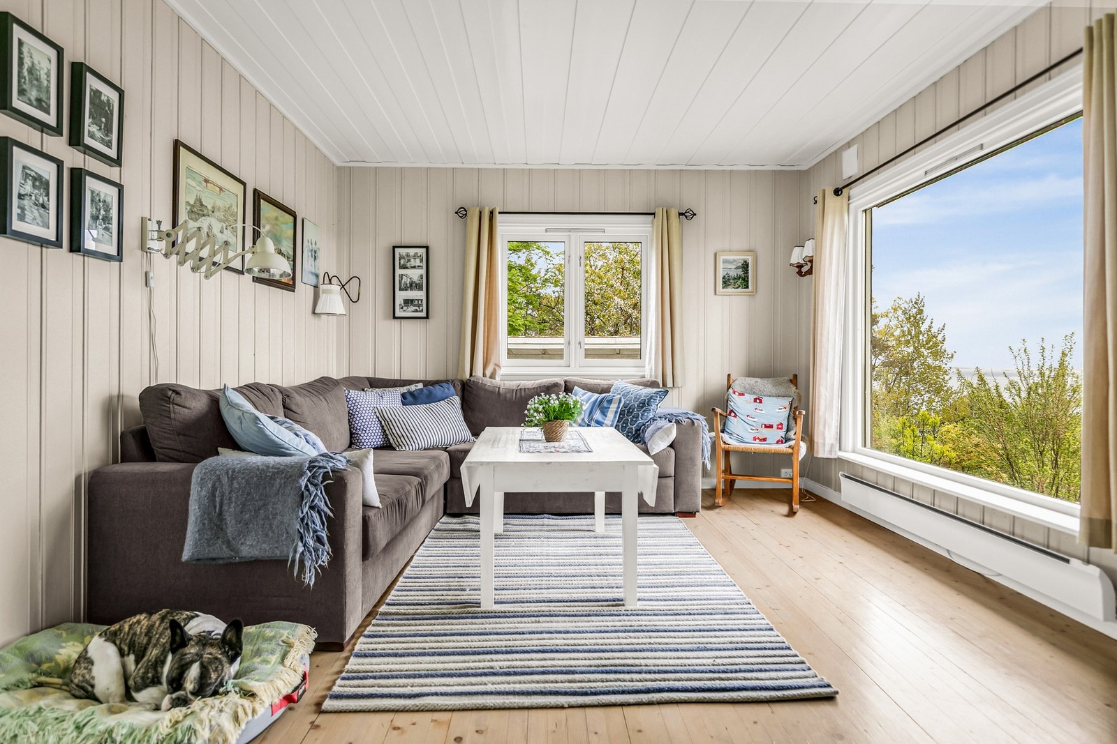 Store vindusflater som gir rikelig med innslipp av naturlig lys med vakker utsikt mot fjorden. Galleribilde