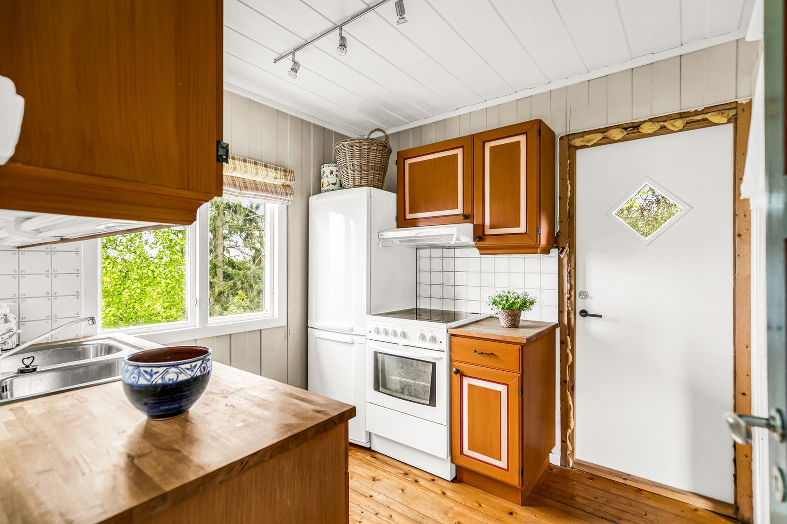 Frittstående komfyr og kjøleskap med fryser. Galleribilde