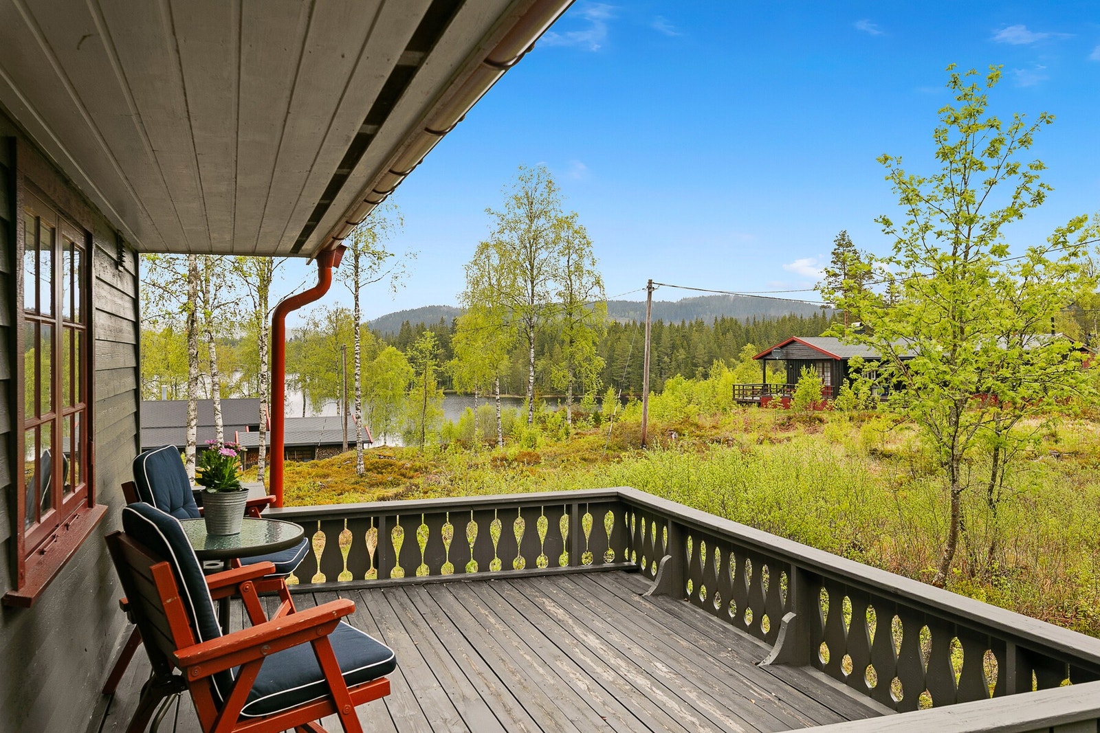 Eiendommen byr på en fantastisk kombinasjon av rekreasjon, natur og privatliv. Her kan man nyte late sommerdager på tomten, fine kvelder med utsikt over vannet og et område som innbyr til både aktivitet og avslapning året rundt. Galleribilde