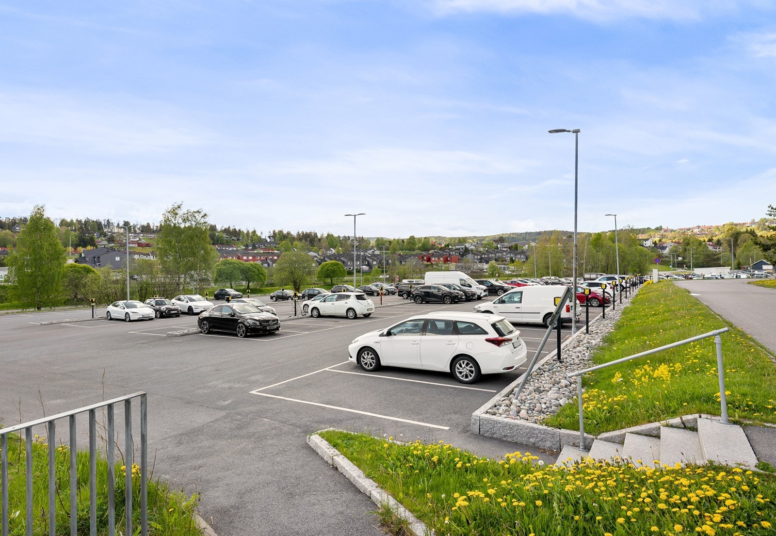 Det følger med en p-plass ute som tilhører leiligheten. Galleribilde