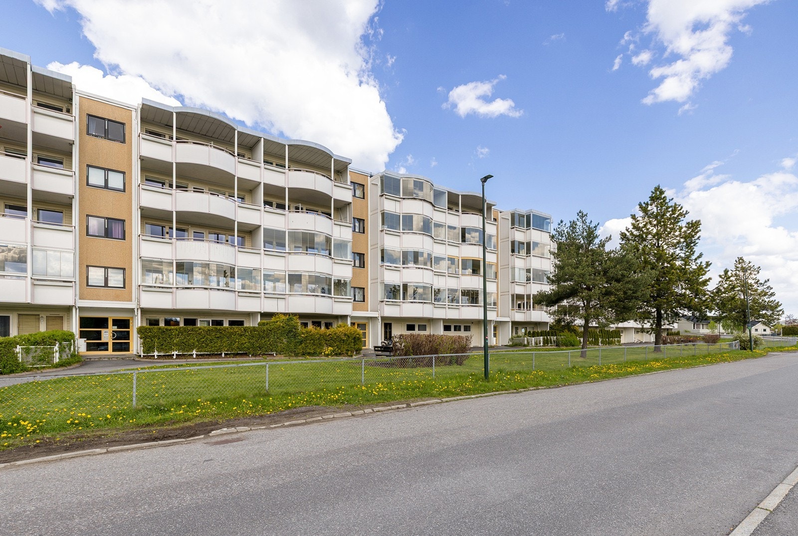 Leiligheten har en attraktiv og tilbaketrukken beliggenhet på Finstadjordet i Lørenskog kommune, med umiddelbar nærhet til bussholdeplasser, Triaden Storsenter og Østmarka som nærmeste nabo. Galleribilde