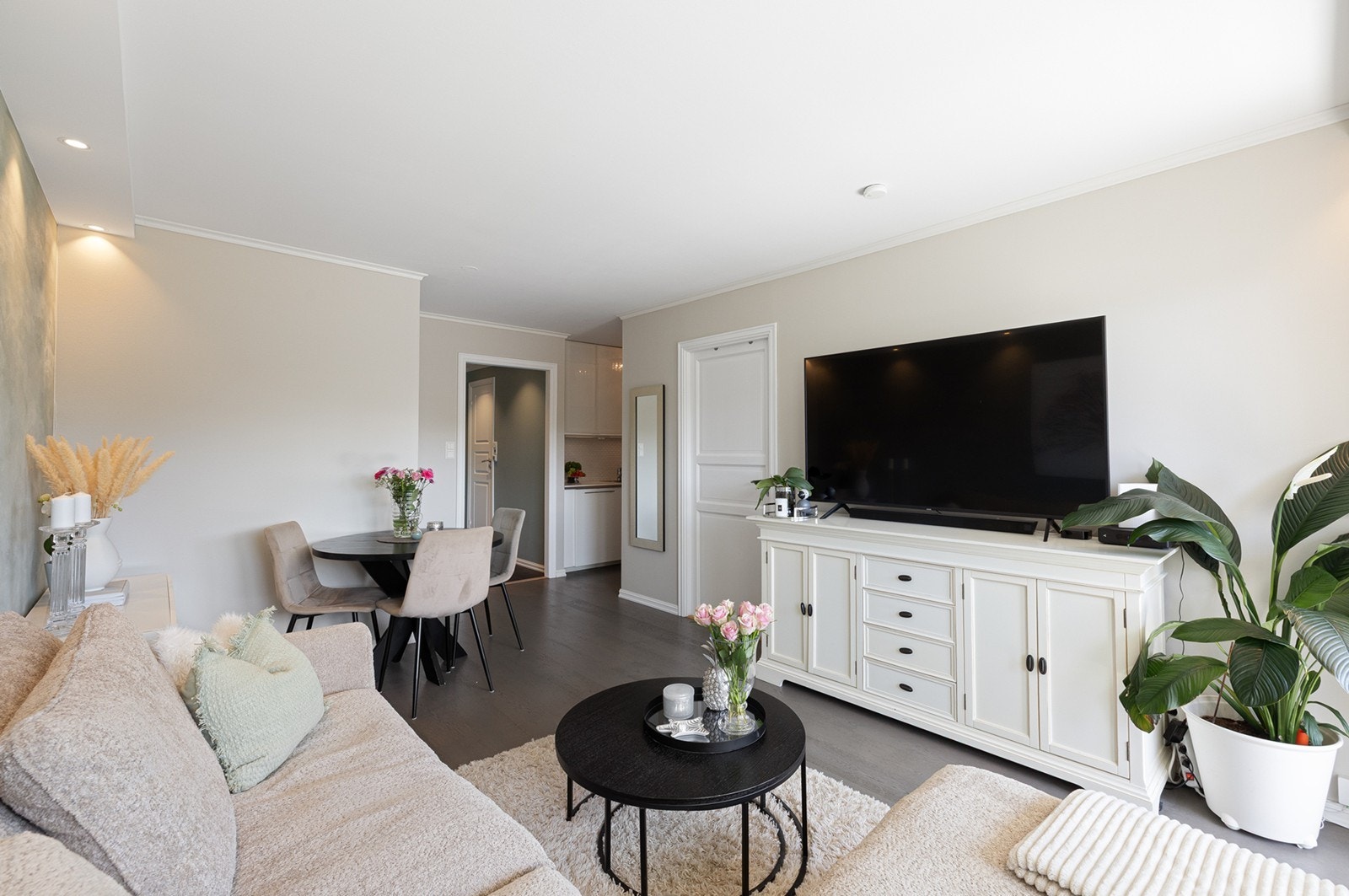 Det er god plass til både sofagruppe og spisebord. Galleribilde