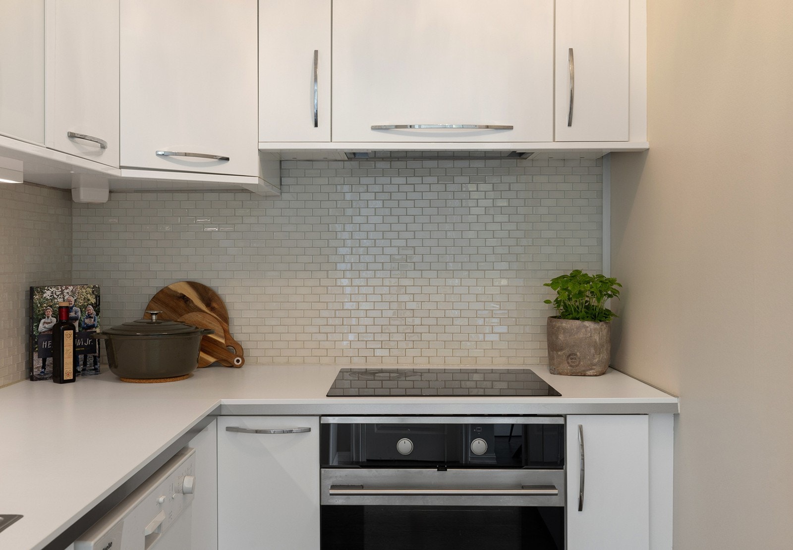 Det er opplegg for oppvaskmaskin, integrert stekeovn og nedfelt platetopp, samt ventilator over kokeplass. Galleribilde