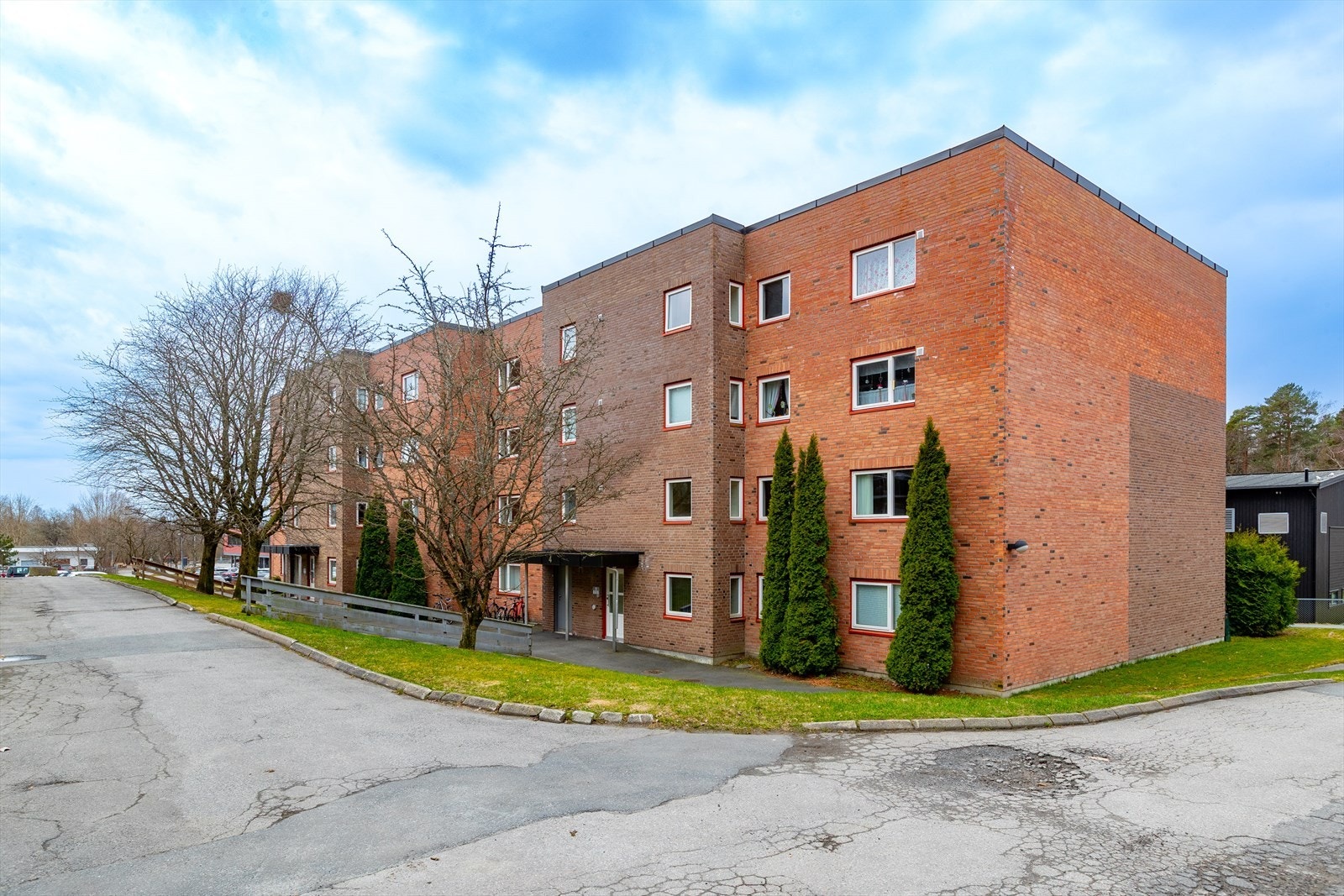 Eiendommen har et velholdt uteområde med asfalterte gangveier. Galleribilde