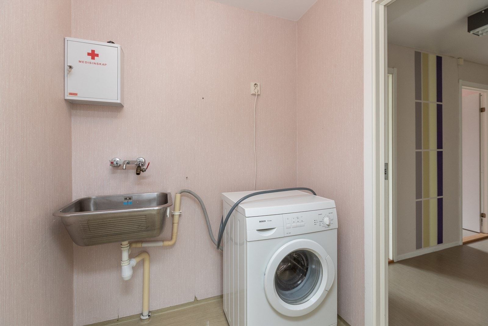 Bad/vaskerommet har utslagsvask, badekar og opplegg for vaskemaskin. Galleribilde