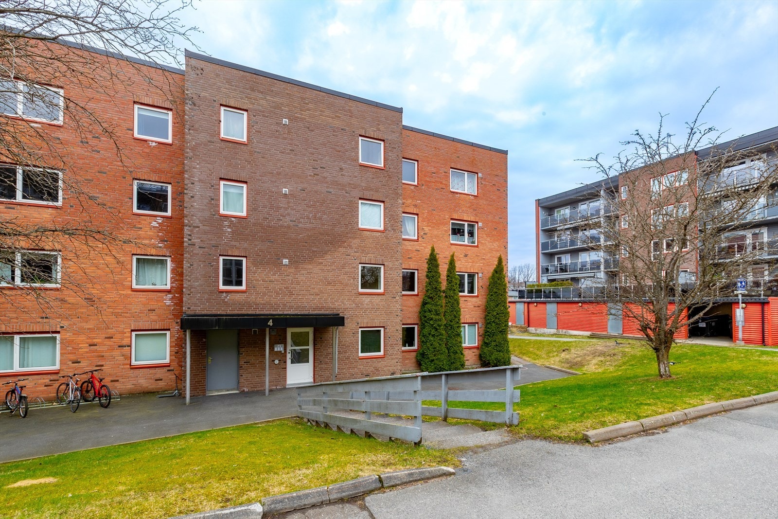 Bygningen er oppført med teglsteinfasade og har en robust konstruksjon. Galleribilde