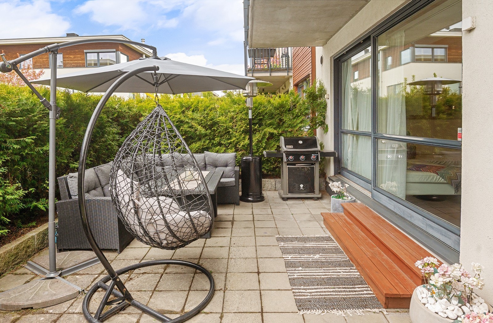 God plass til sittegrupper og grill - Utgang direkte fra stue Galleribilde