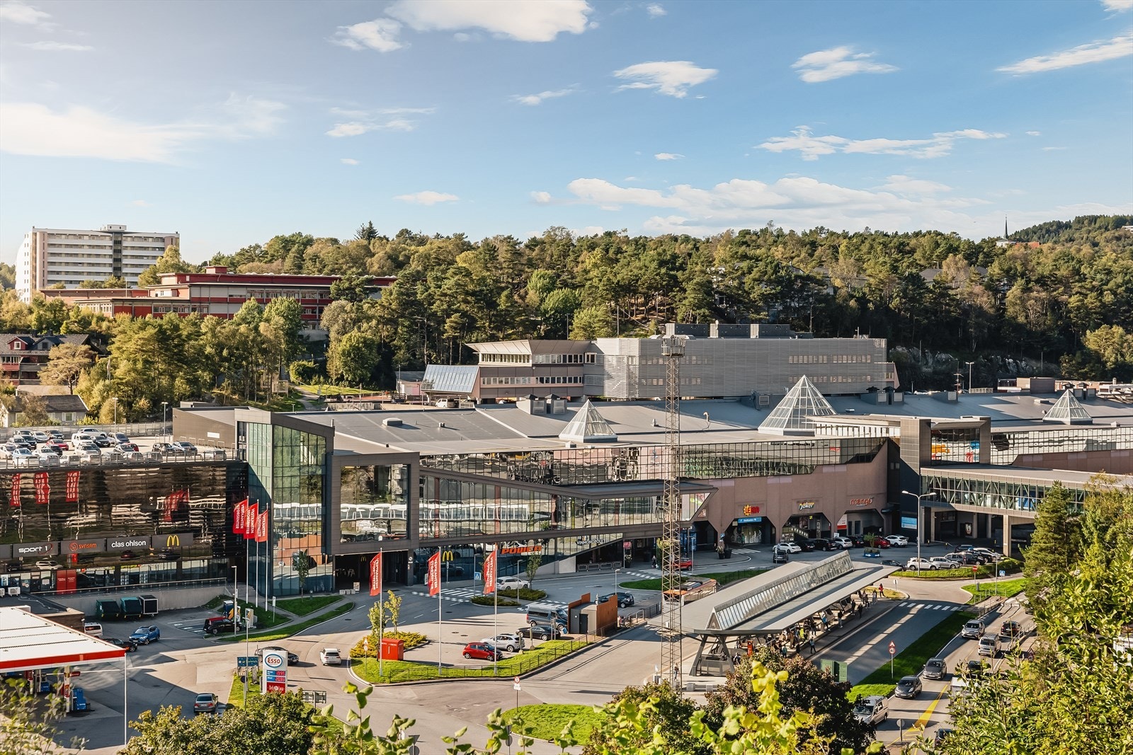 Det er kort vei til Thon Senter Vestkanten med butikker, karaoke, bowling, minigolf, ishall, bingo, Sats og badeland. Galleribilde