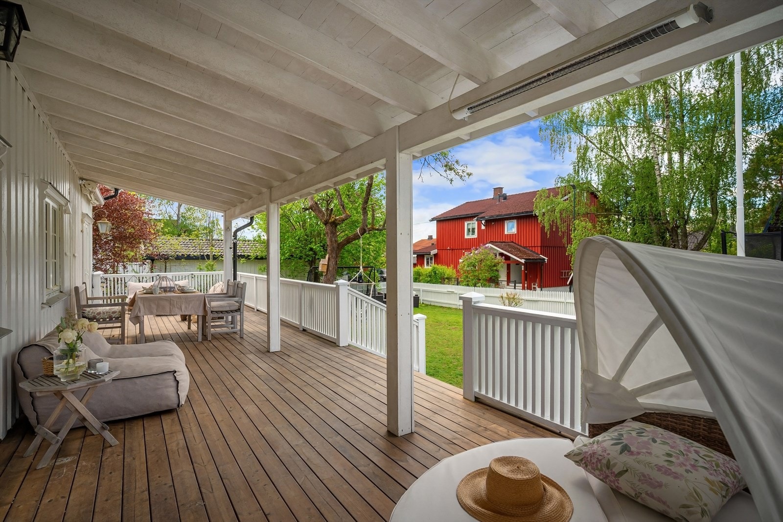 God terrasse på 86 kvm, med godt overblikk til hagen Galleribilde