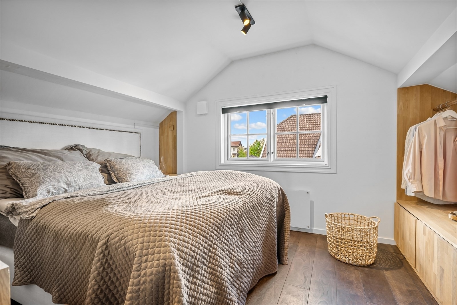 Hovedsoverom med plass til dobbeltseng og garderobe Galleribilde