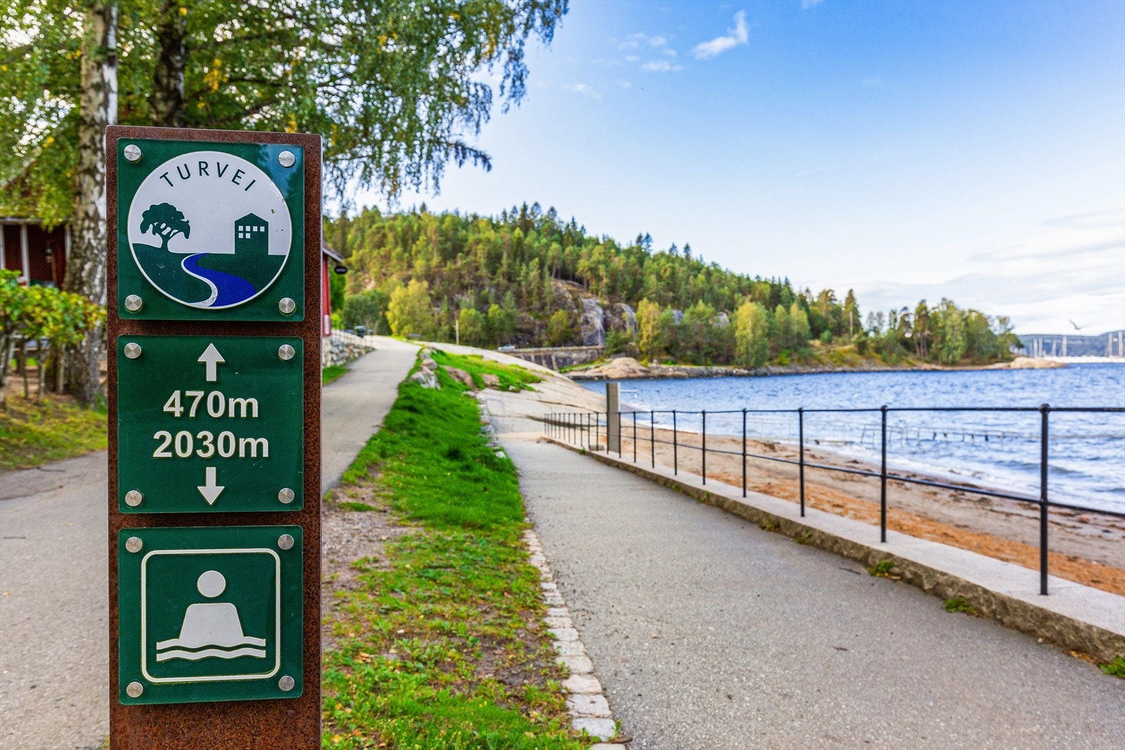 Kort vei også til glimrende bademuligheter ved fjorden med flere populære badeplasser langs Bunnefjorden Galleribilde
