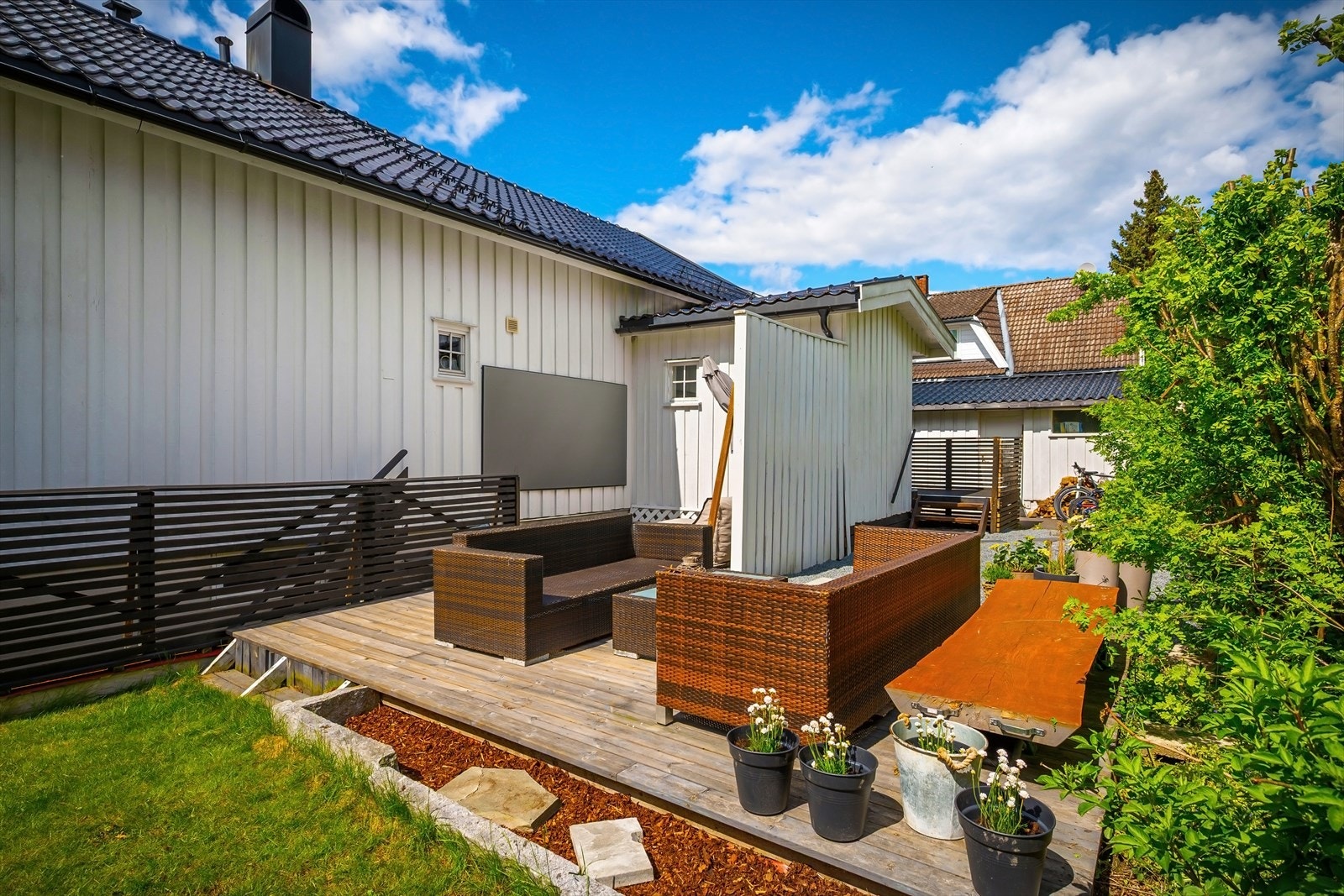 Terrasse og hagedel tilknyttet kjelleren Galleribilde