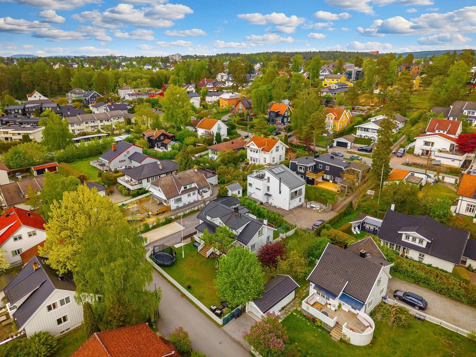 Eiendommen ligger i en stille, rolig og privat stikkvei Galleribilde