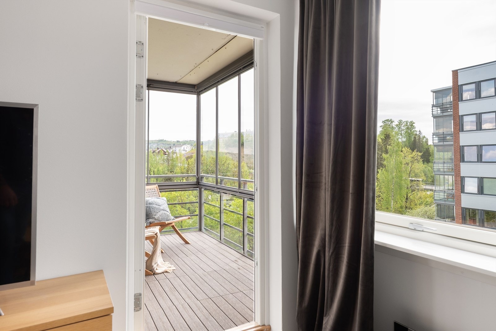 Utgang til innglasset balkong fra stuen Galleribilde