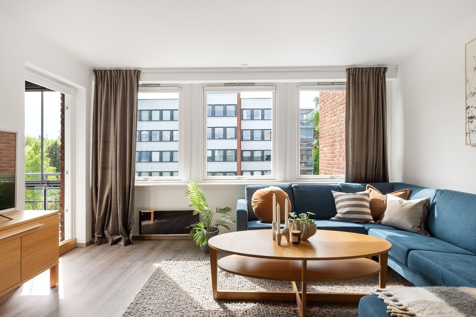 Stuen har gode lysforhold med godt lysinnslipp fra de vestvendte vinduene. Galleribilde
