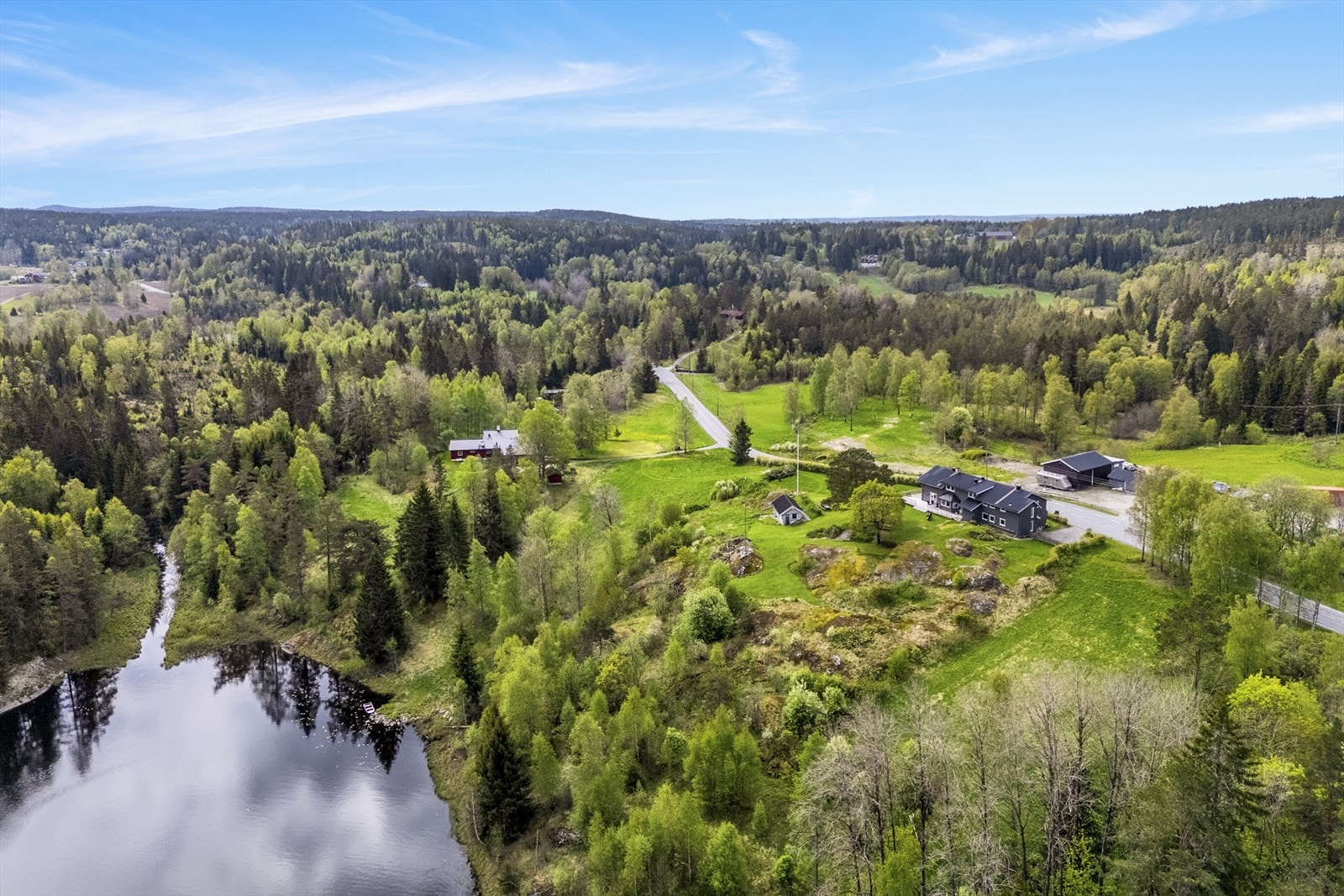 Attraktiv beliggenhet med nærhet til omkringliggende byer og gode pendlermuligheter. Området byr også på et rikt utvalg turmuligheter gjennom hele året. Galleribilde