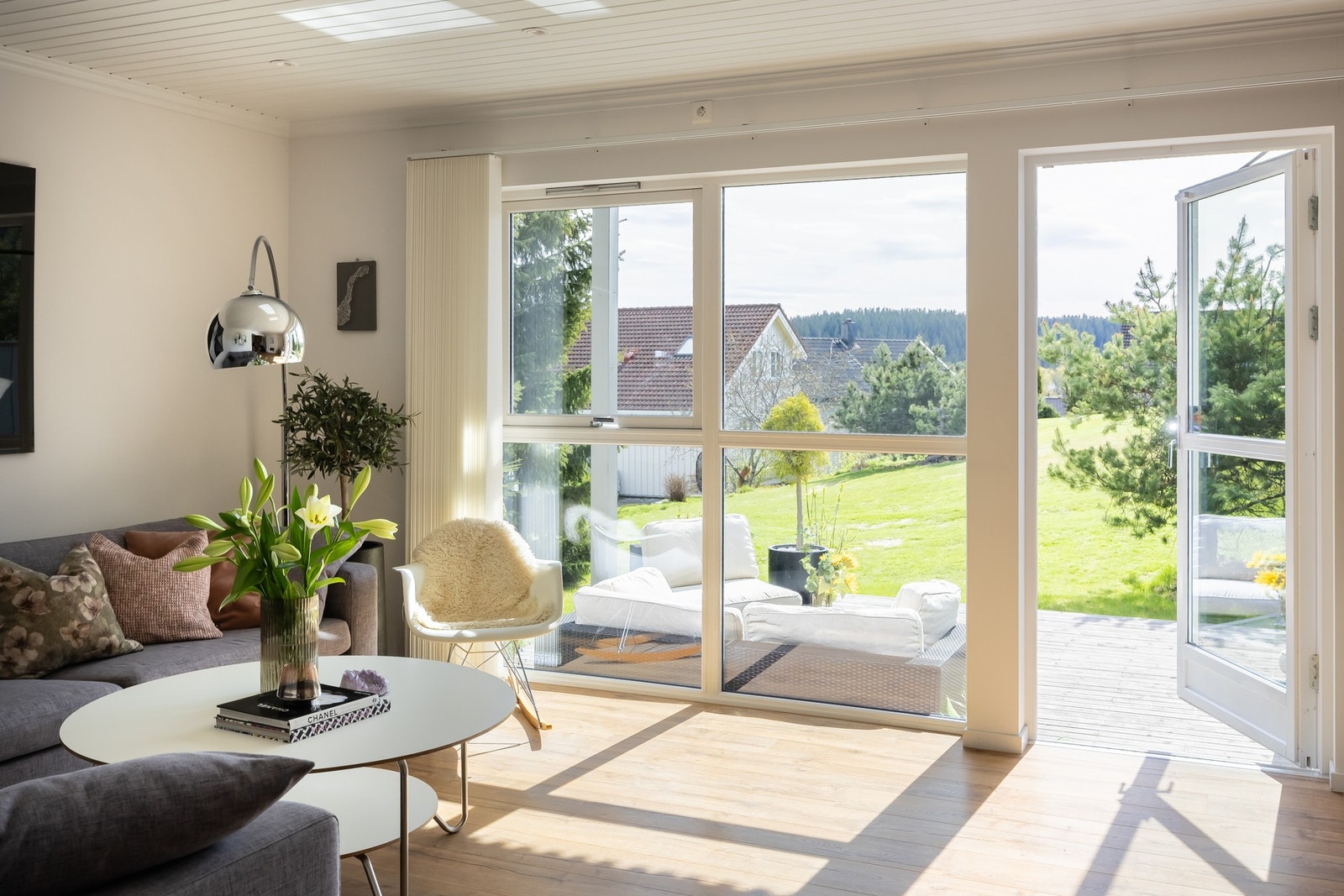 Fra stuen er utgang til terrasse og hage. Galleribilde