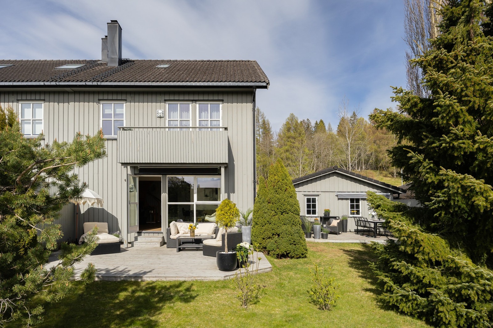 Her bor man i familievennlige omgivelser, med store grøntområder tett på, og gangavstand til bymarkas fantastiske turstinett. Galleribilde