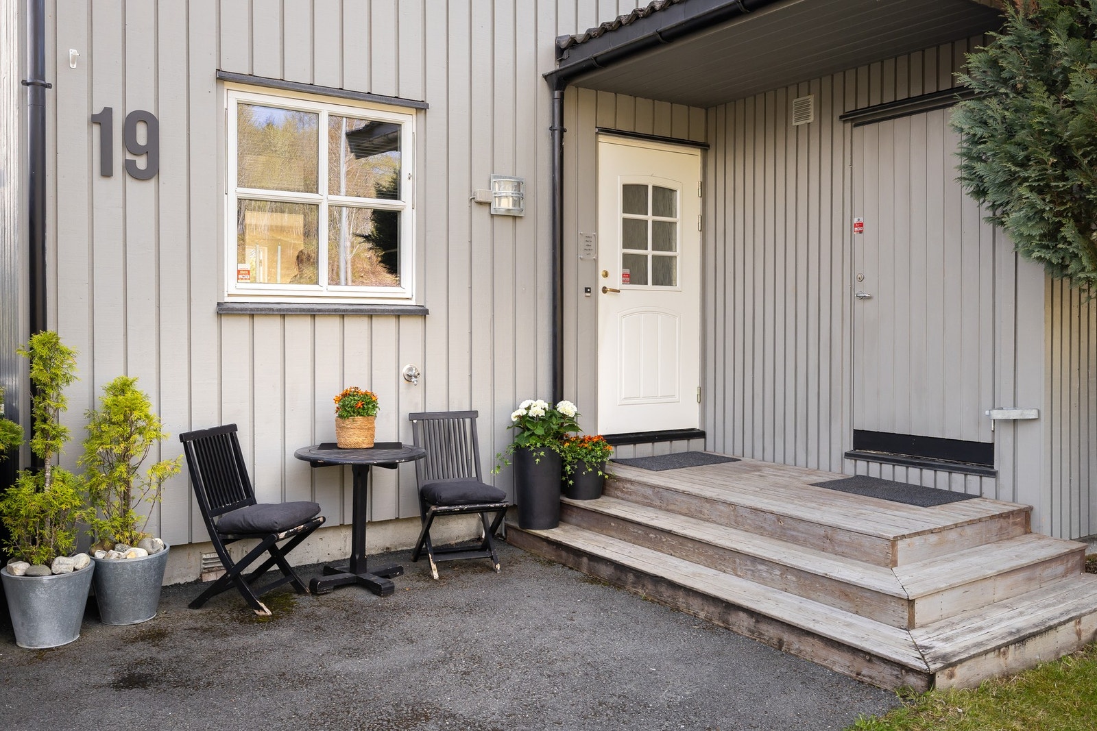 Utvendig bod rett ved inngangsparti på 5m². Boden er rikelig innredet med reoler og skap. Galleribilde