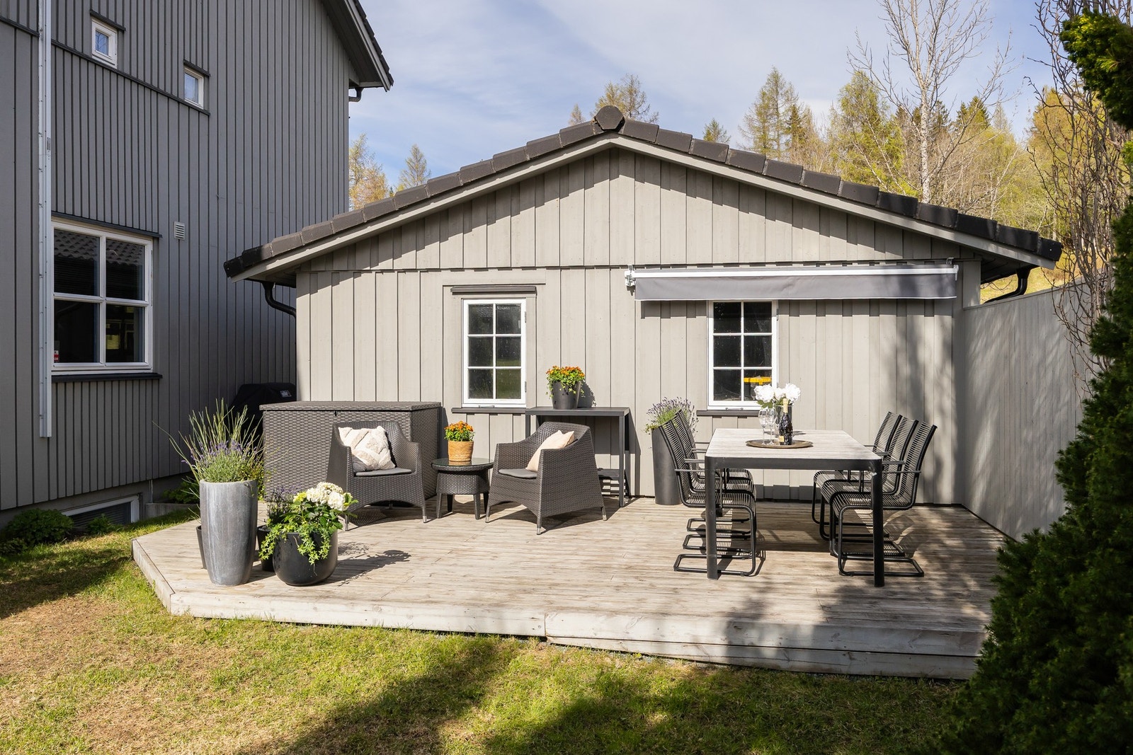 Det er også etablert terrasse i bakkant av garasje. Galleribilde