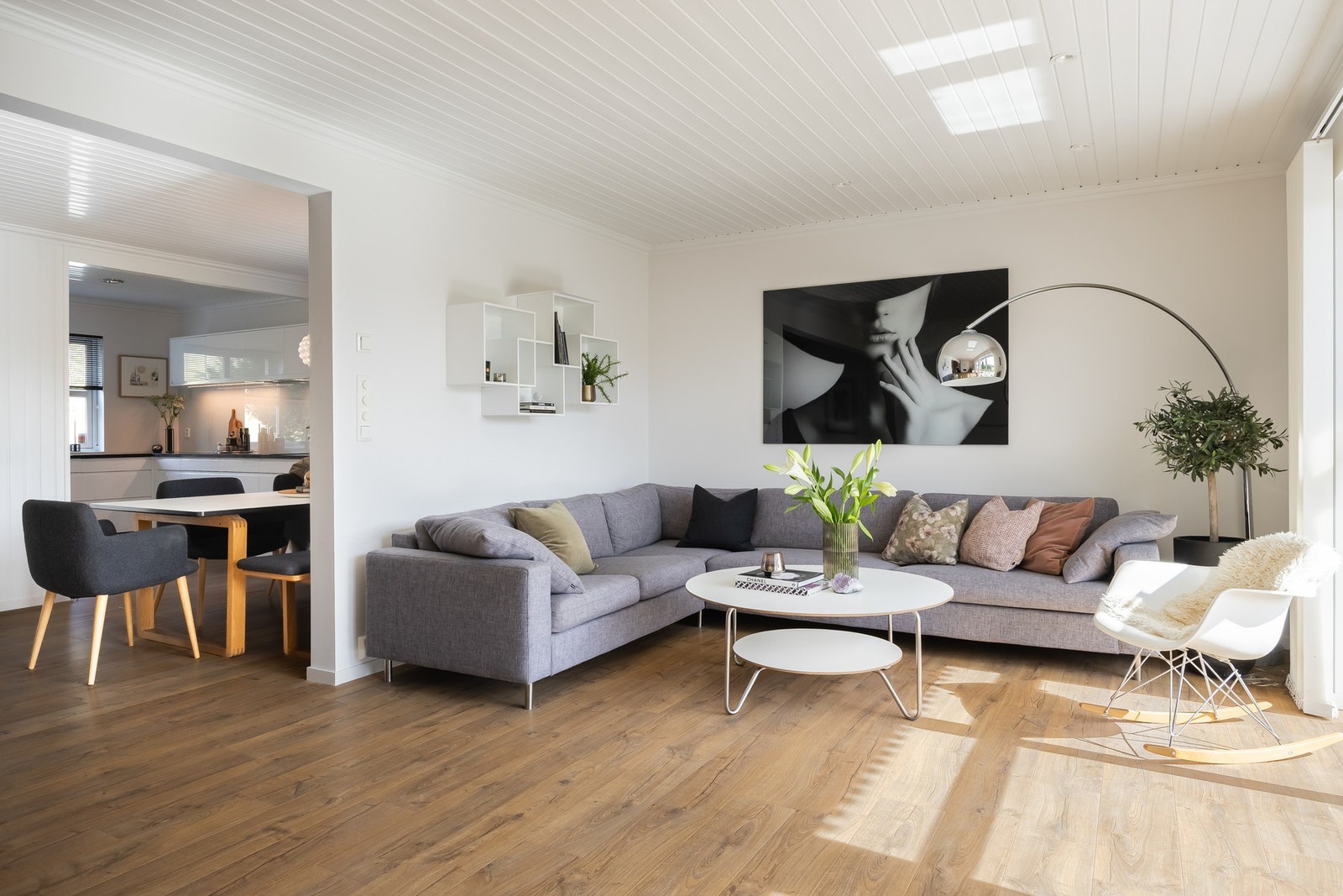 Stue og spisestue er på 43m² og fremstår som lys med store vindusflater mot skjermet hage. Galleribilde