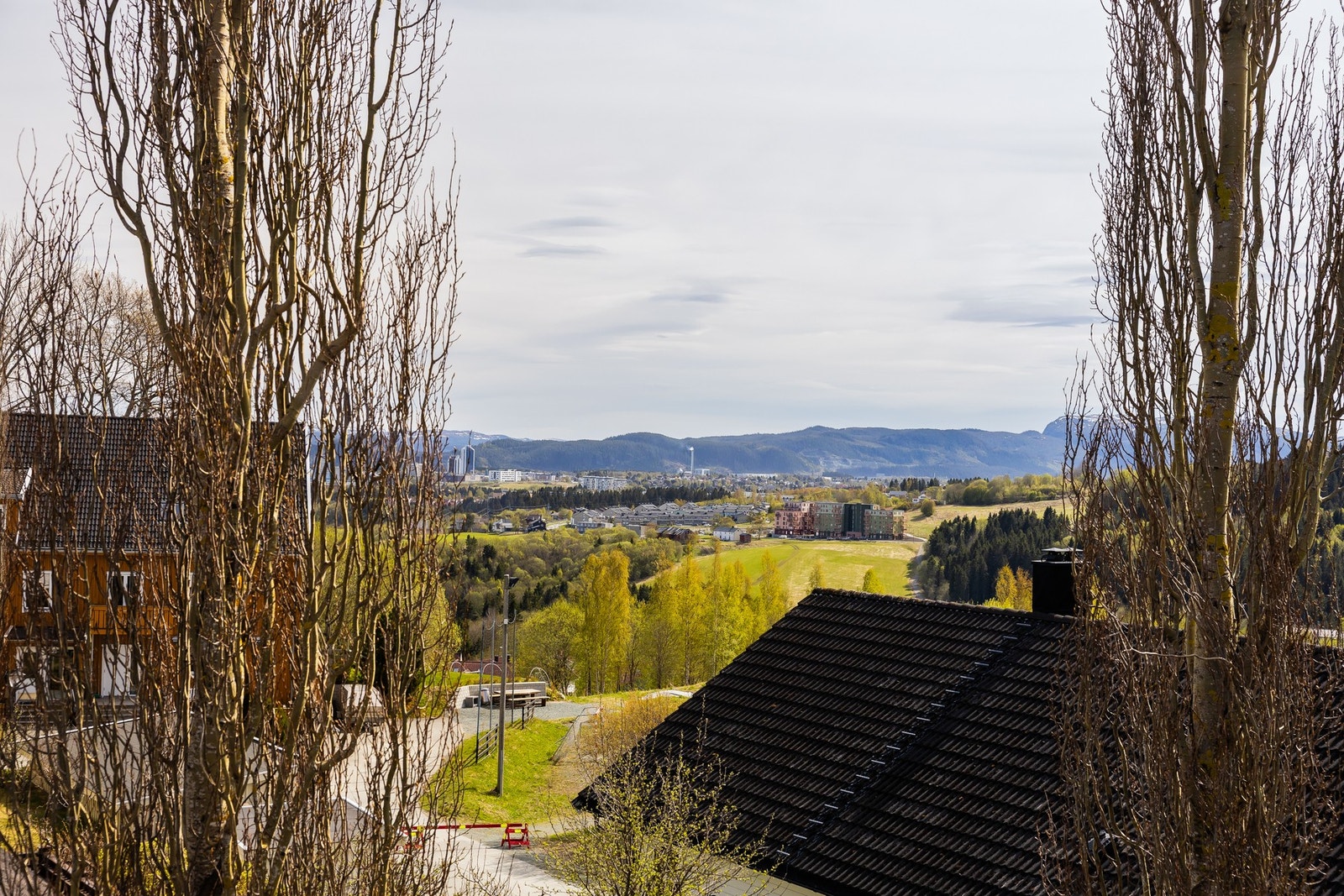 Utsikt fra loftstue. Galleribilde