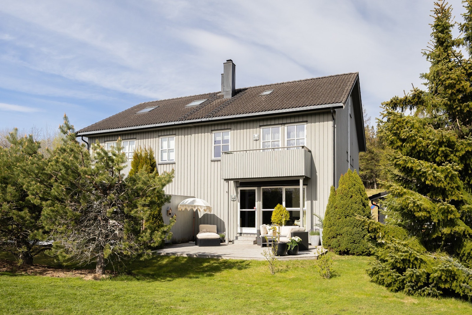 Uteområde er vendt mot syd/vest og har optimale solforhold fra tidlig morgen til sen kveld. Galleribilde