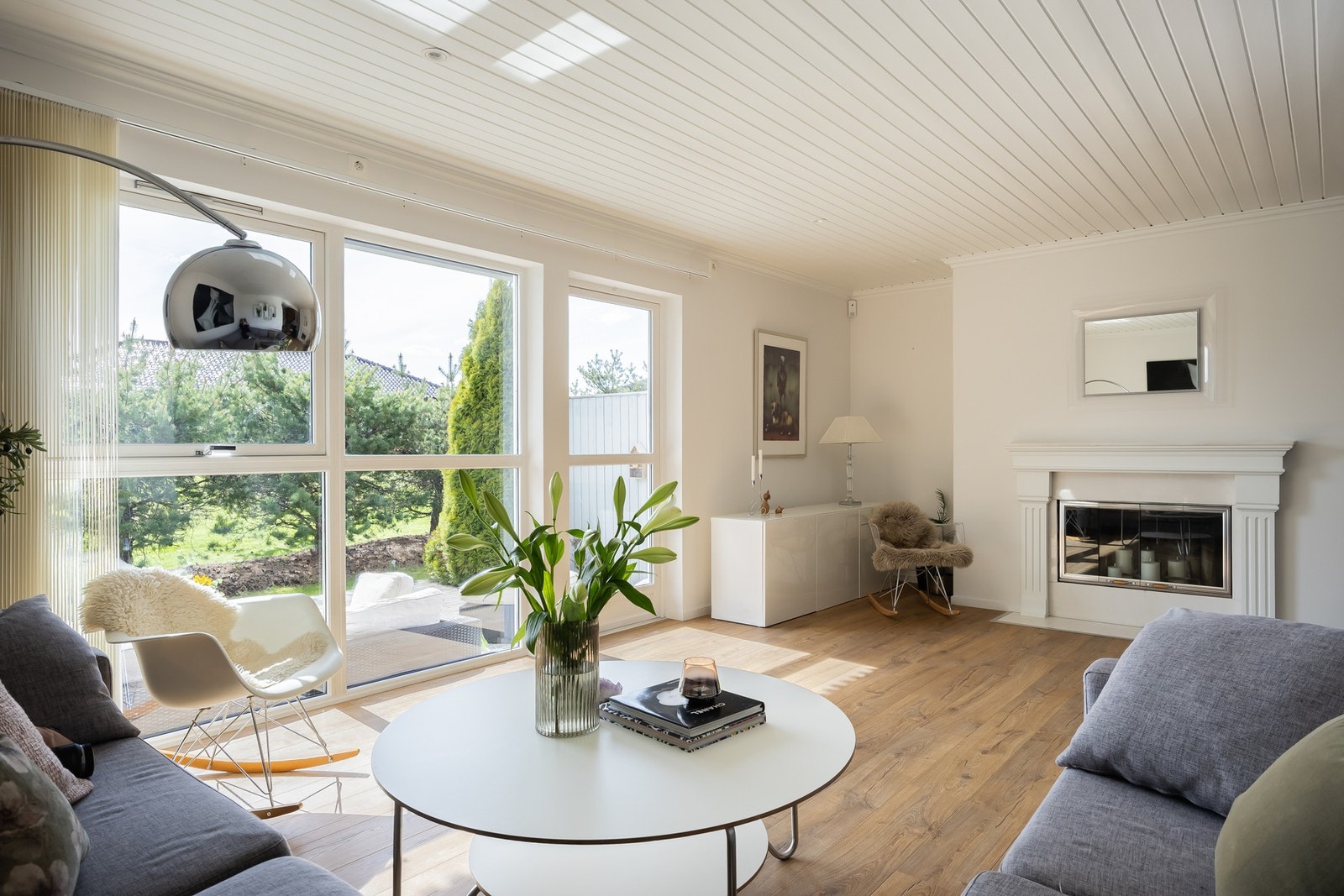 Boligen ble bygd i 2000 og er på 210m². I tillegg en romslig dobbelgarasje på 40m². Galleribilde
