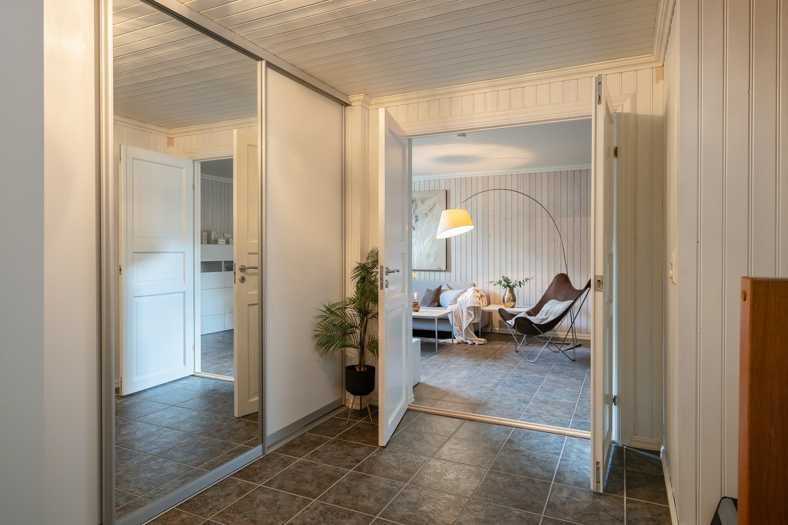 Romslig hall på ca. 16,5m² i kjeller. Galleribilde