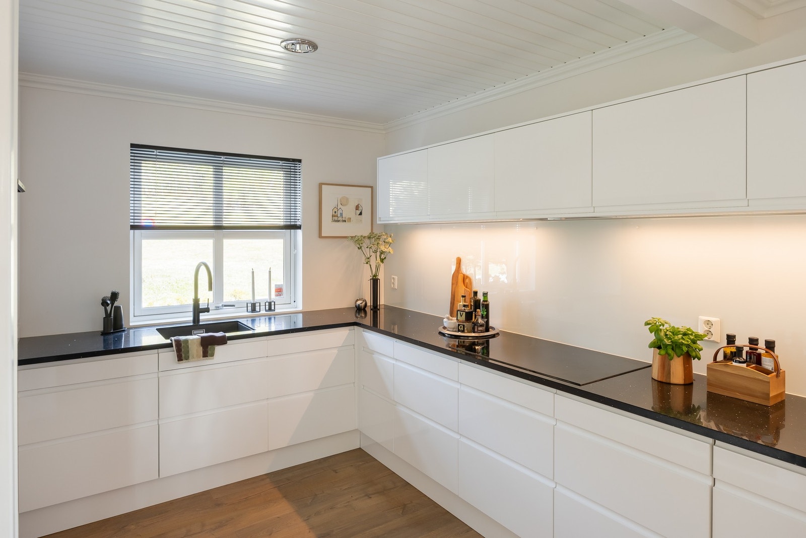 Benkeplate i stein med nedfelt vask og Quooker blandebatteri (kokende vann). Galleribilde