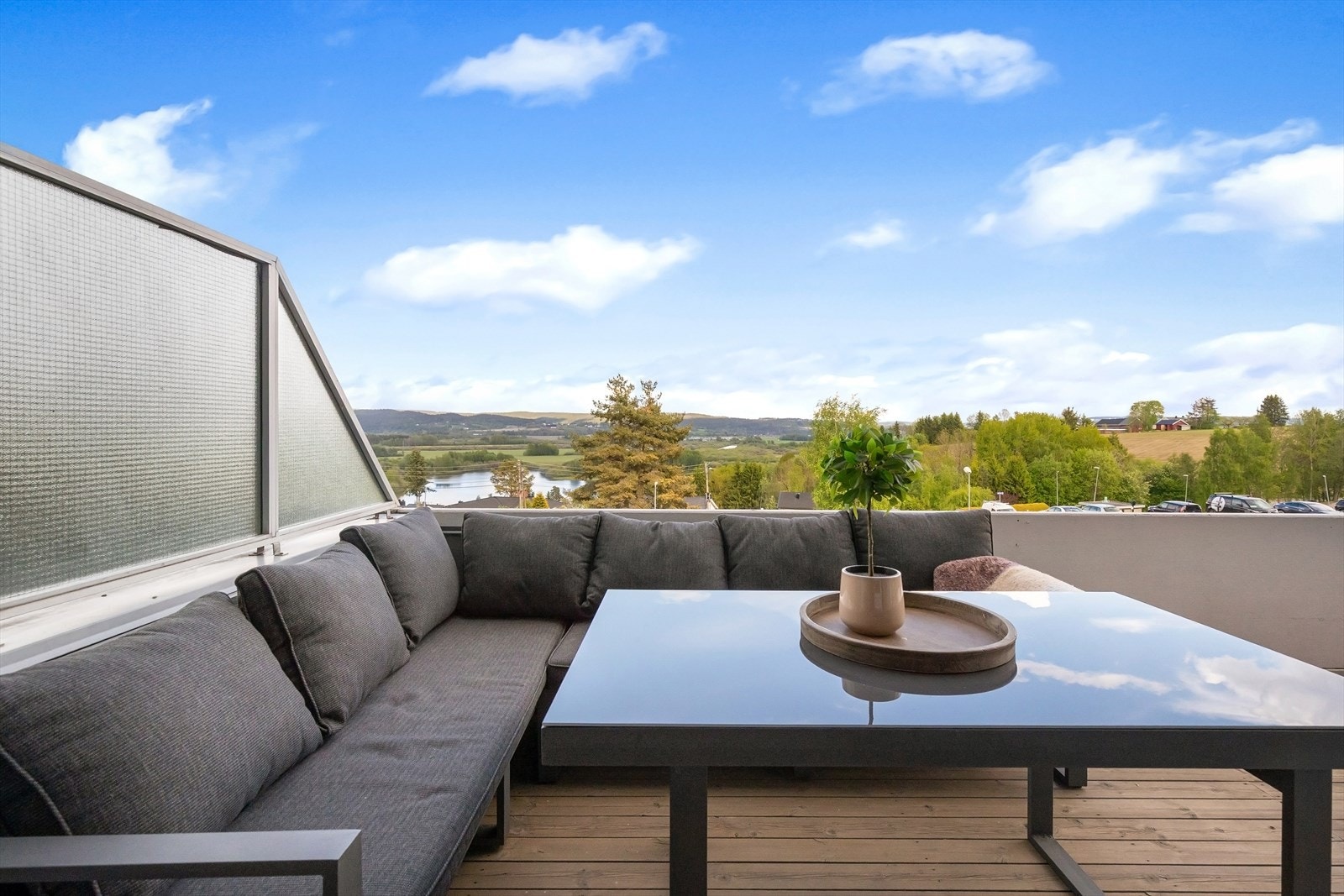 Egen terrasse på hele 20 kvm med herlig morgensol og flott utsikt. Galleribilde