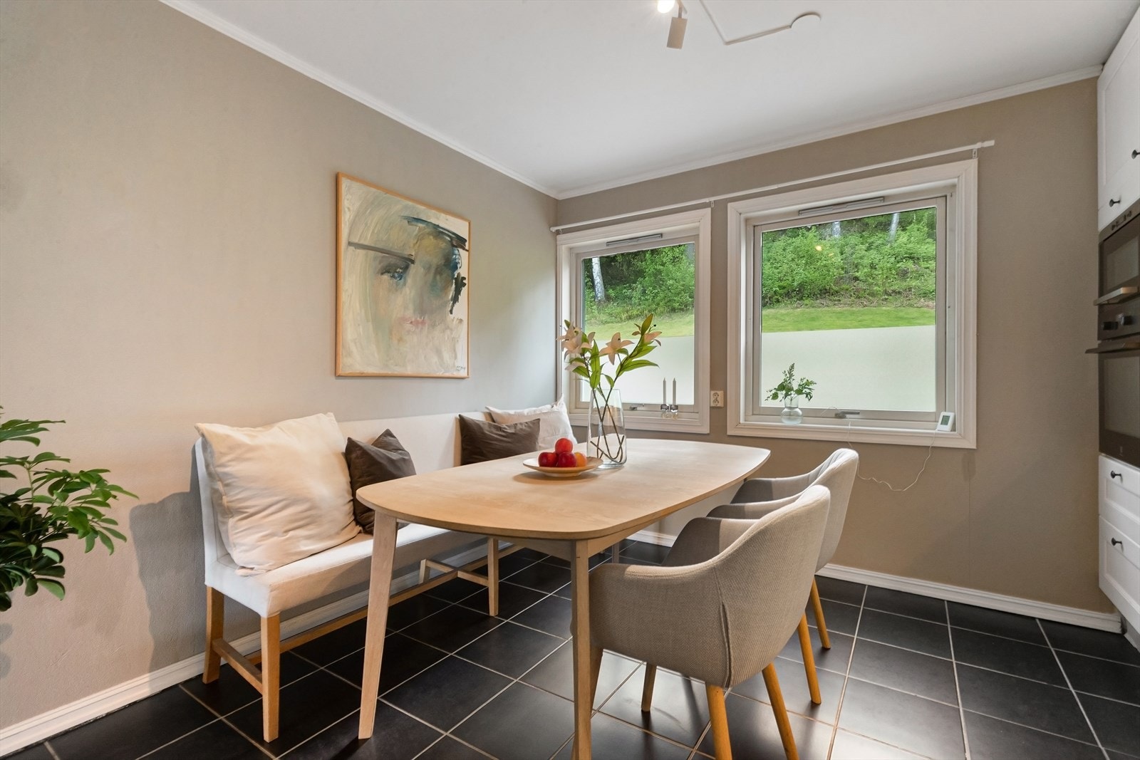 Doble vinduer med frostet parti, som skjermer for innsyn. Galleribilde