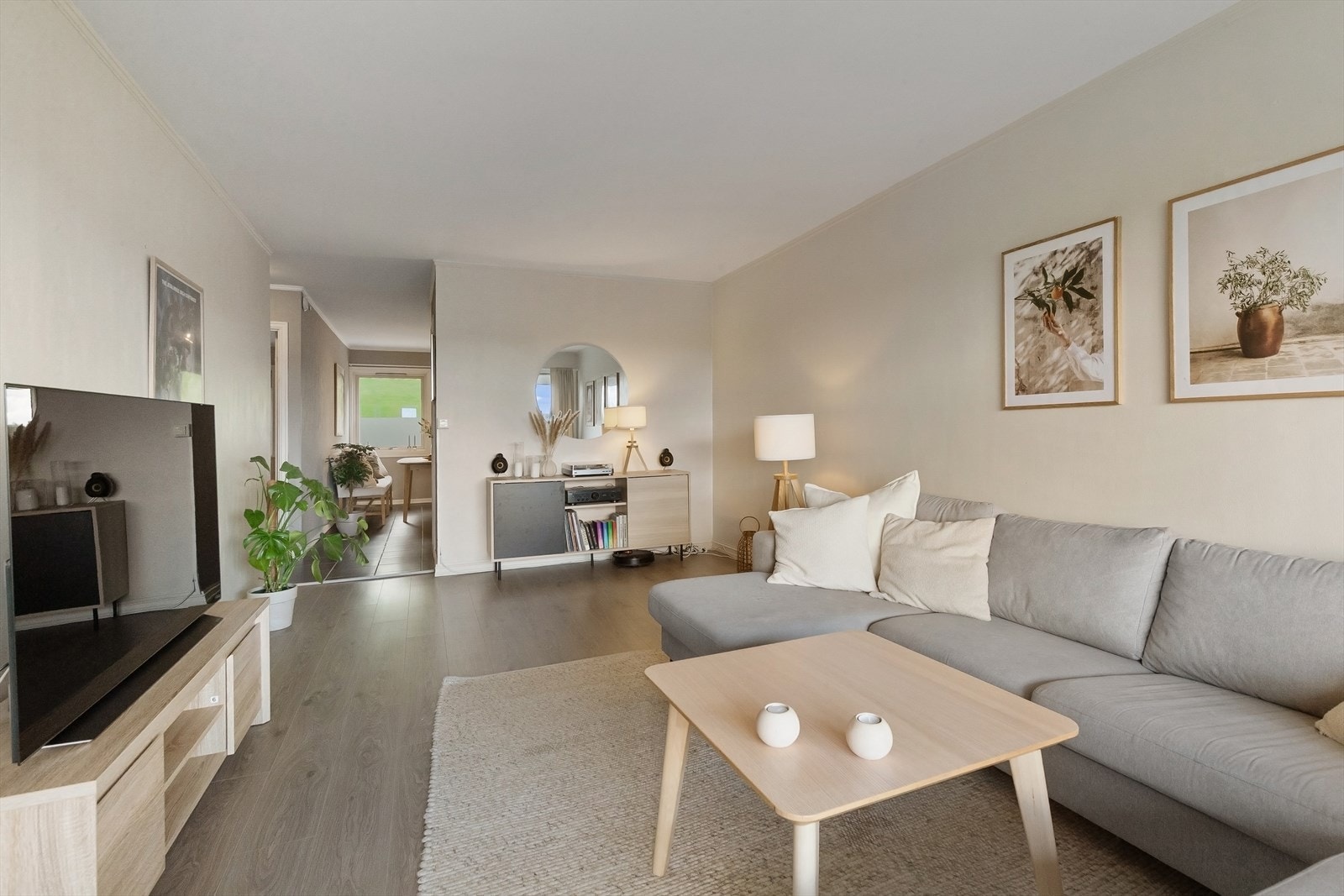 Stuen er av god størrelse og har plass til både spisebord og sofakrok. Galleribilde