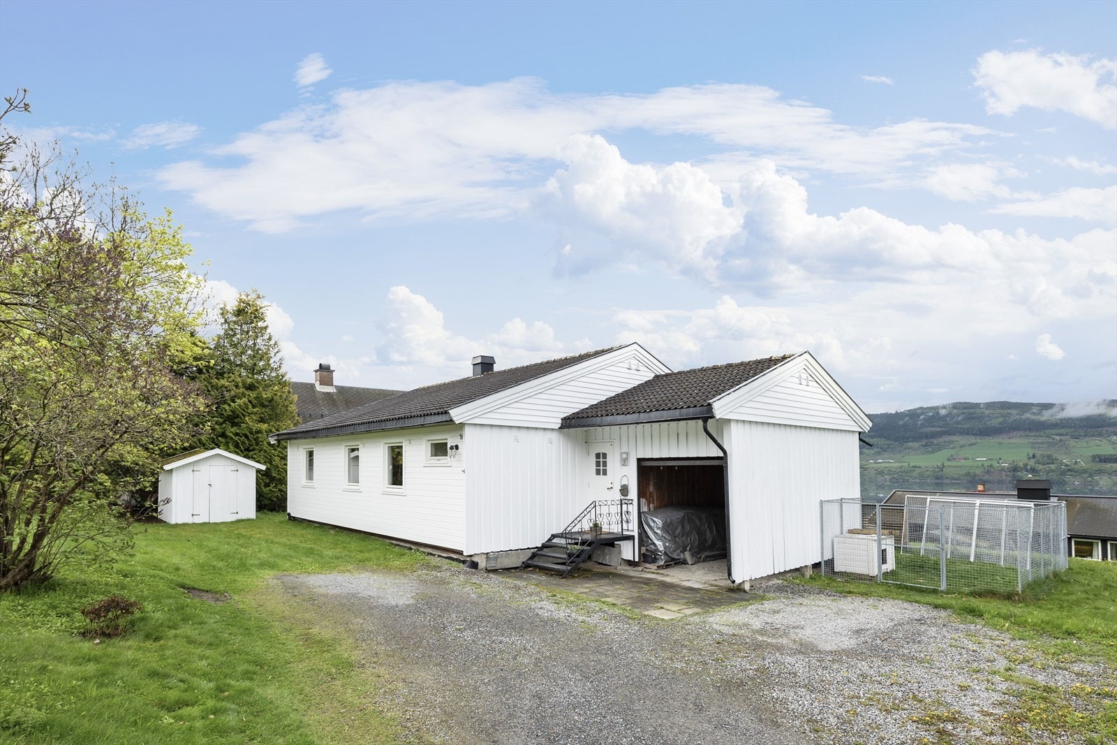 God plass til parkering på tomten, carport og frittstående bod på tomten. Galleribilde