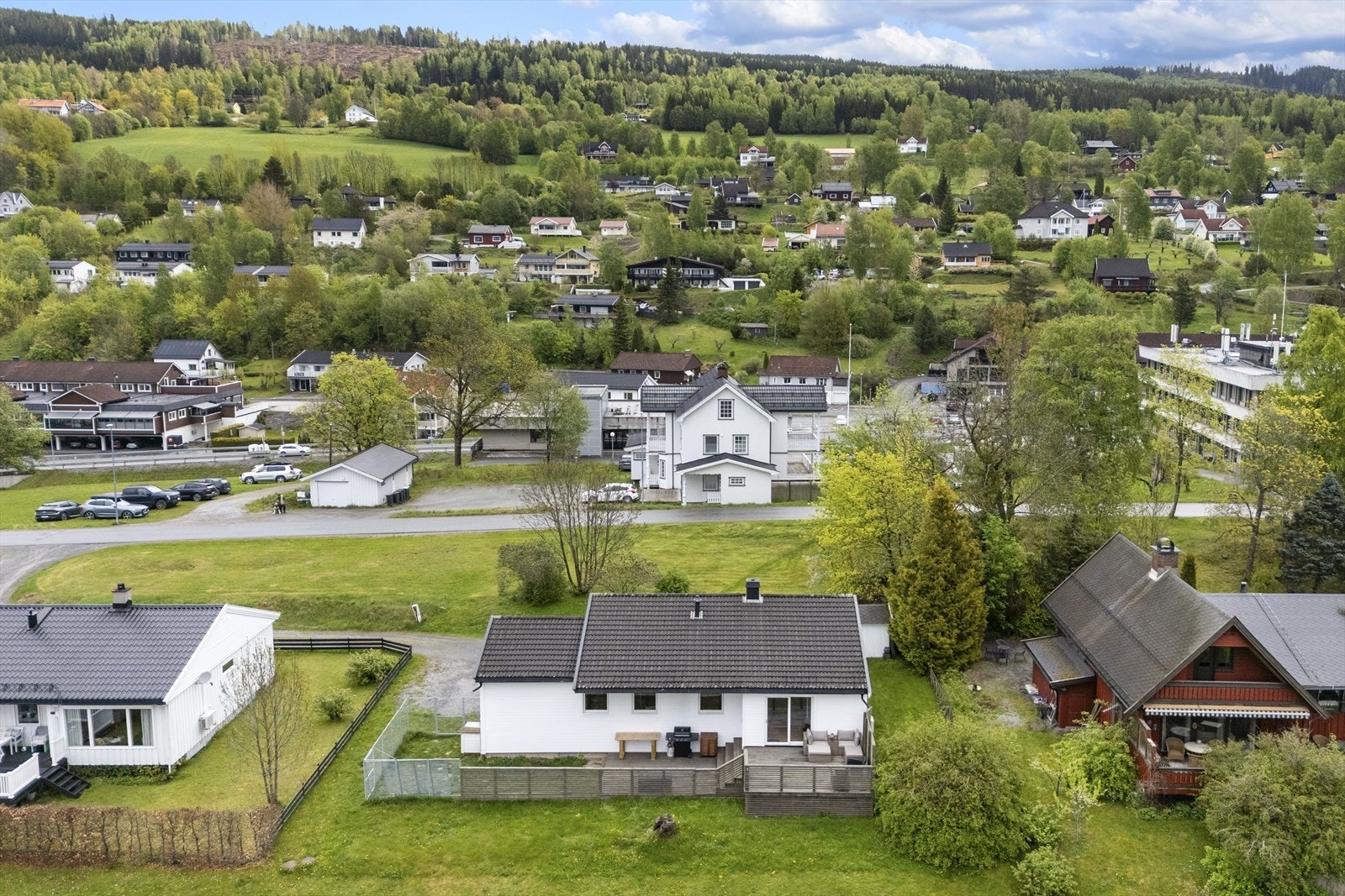 Hovsbakken ligger sentralt plassert i Hov - Her er det gangavstand til alt man ønsker i hverdagen. Galleribilde