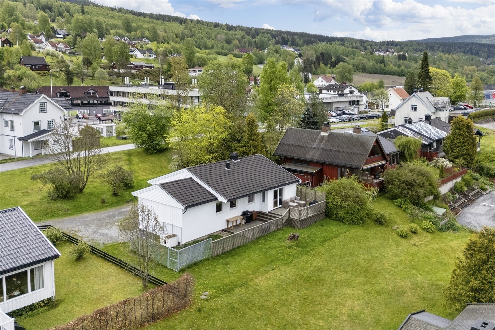 Boligen har en lettstelt tomt med gruset adkomt, omkransende hage og gode terrassearealer. Galleribilde