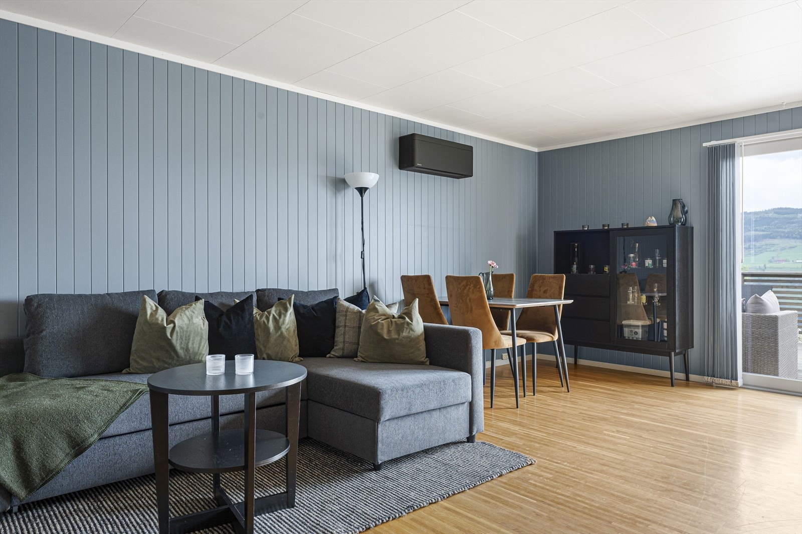 Stuen deles naturlig i to soner med sofaområde og spisestue. Galleribilde