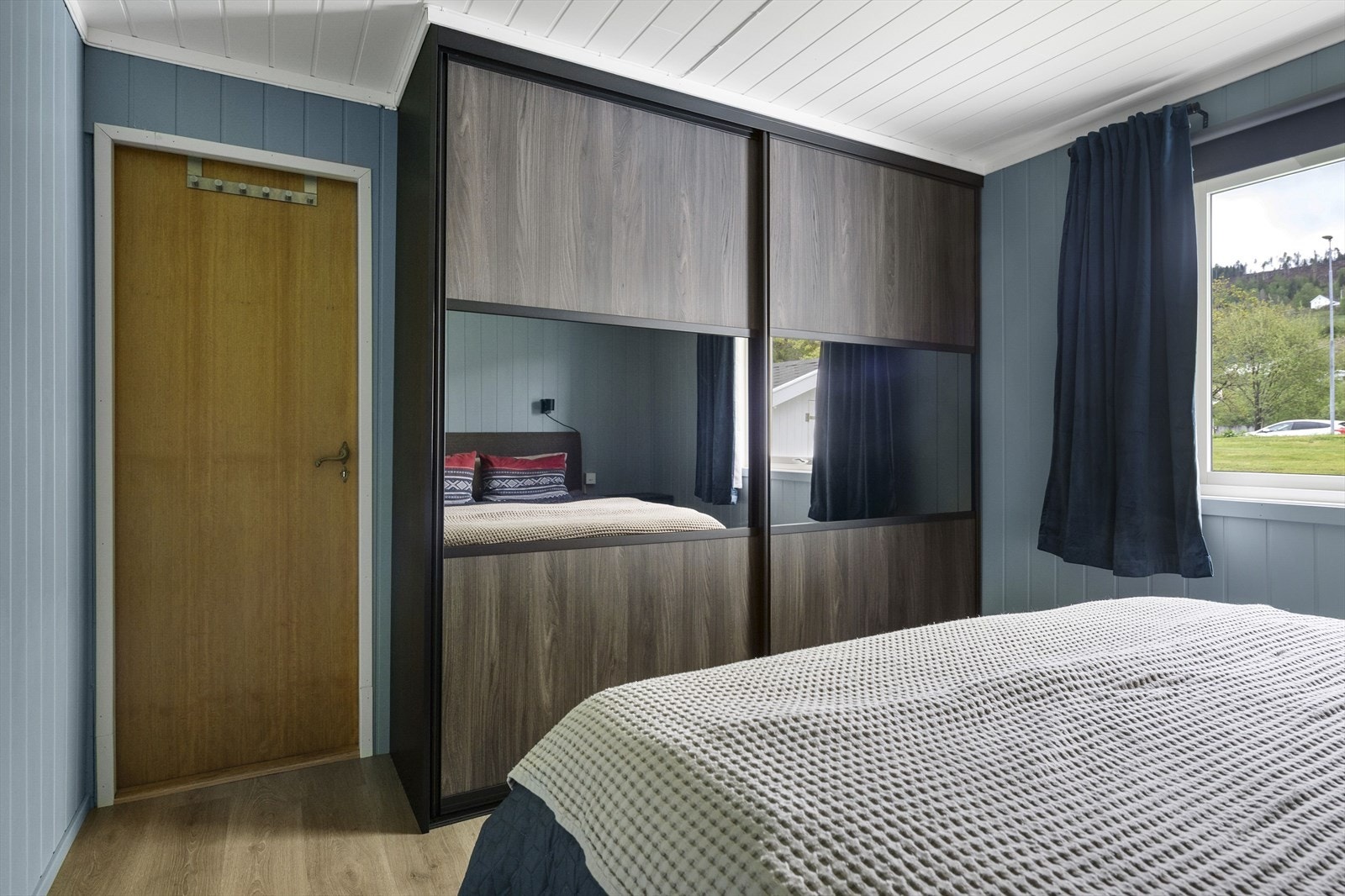 Det er skyvedørsgarderobe med praktisk innredning. Galleribilde