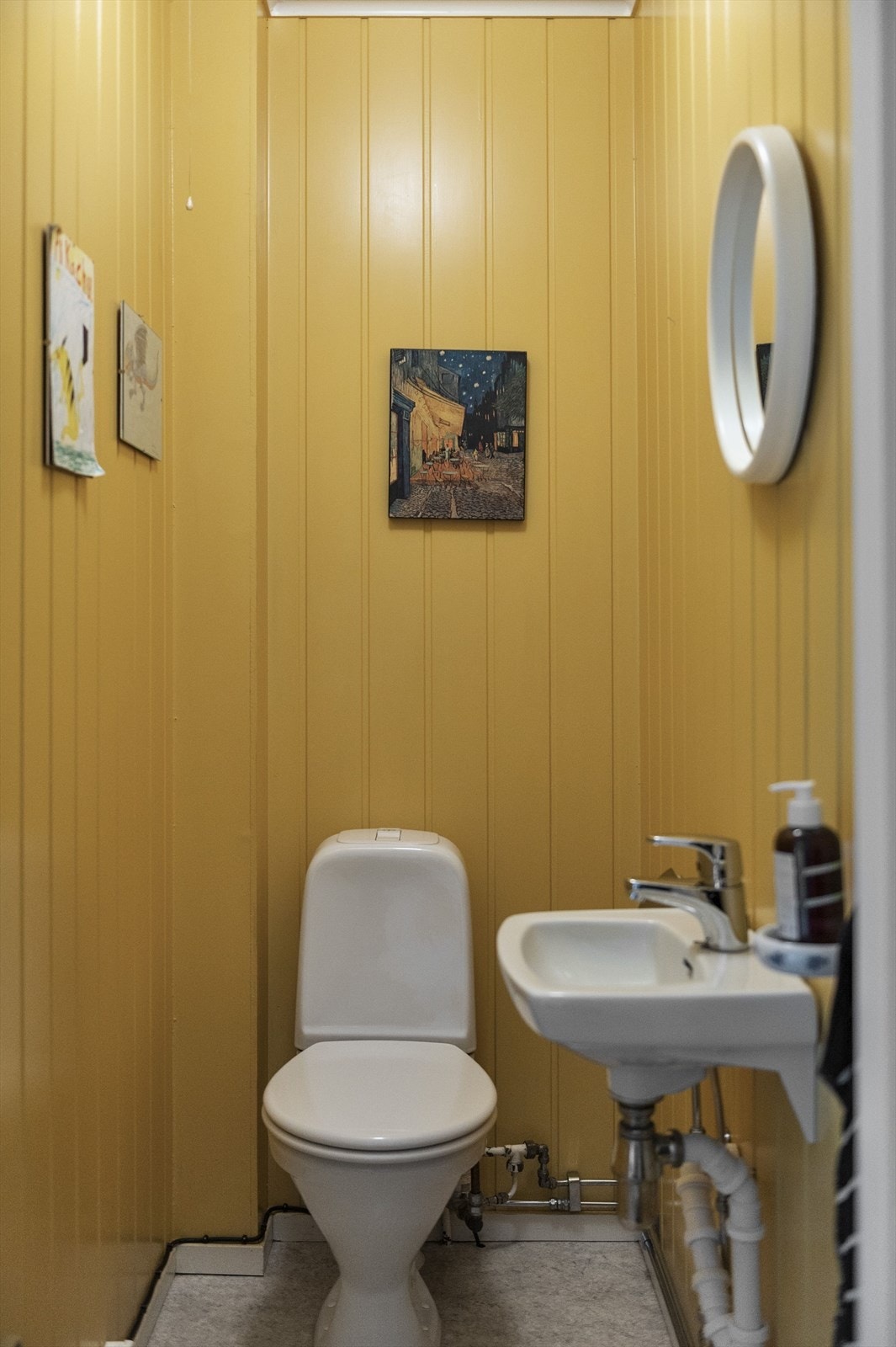 Vegg-i-vegg med badet ligger toalett - Dette kan gjøres om til et stort bad ved renovering. Galleribilde
