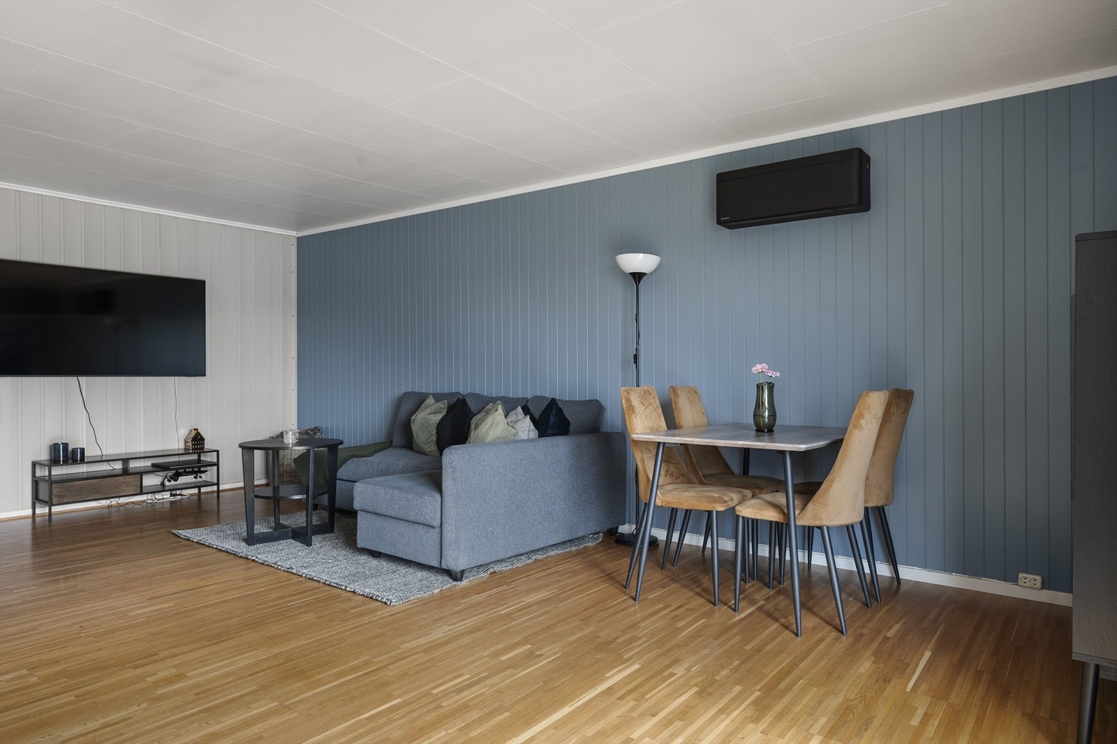 Stuen har en utforming som gir mange muligheter for møblering. Galleribilde