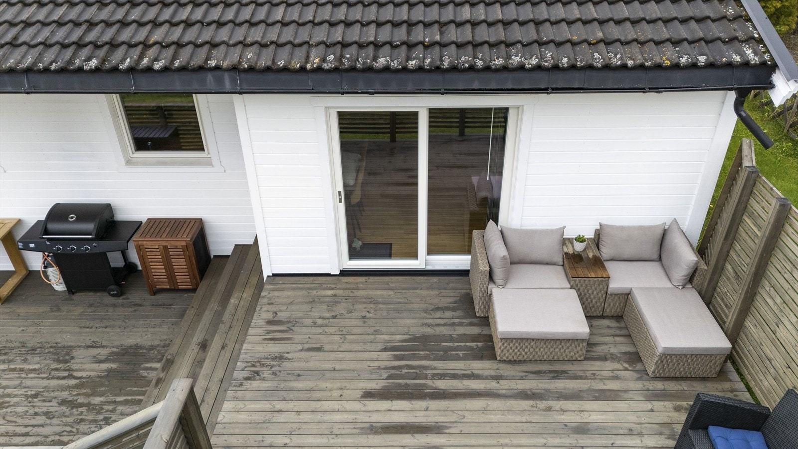 Terrasse over to nivåer med plass til familie og venner. Galleribilde