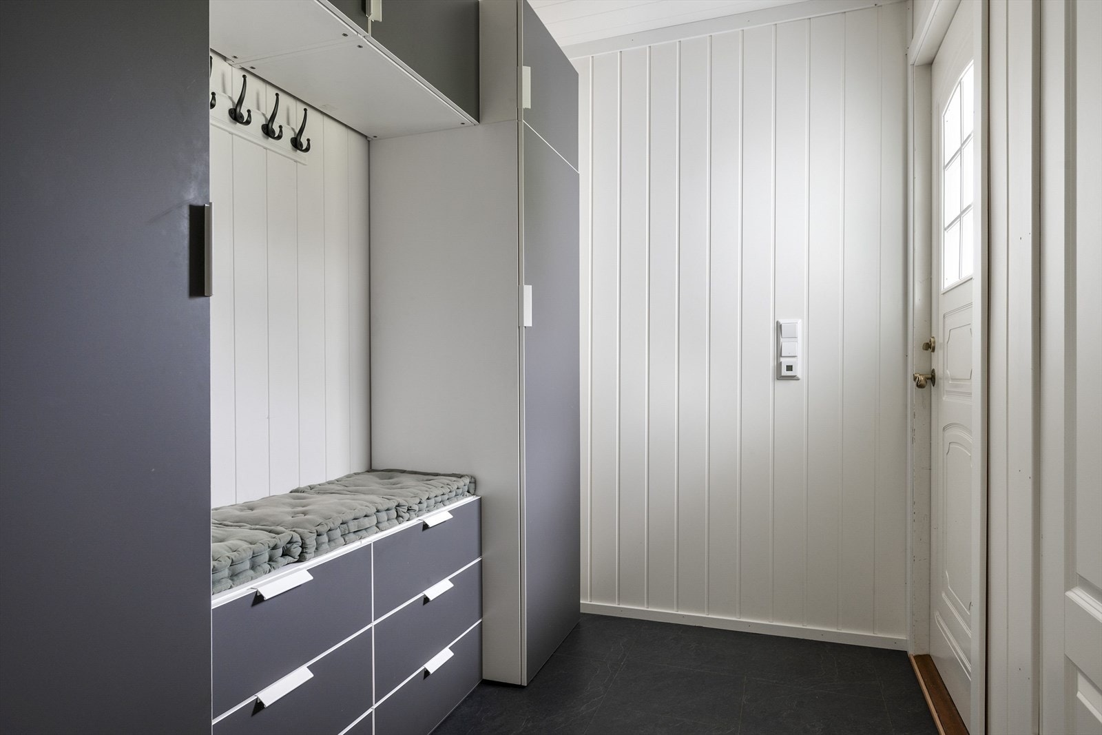 Velkommen inn - Romslig entre med praktisk garderobesystem. Galleribilde
