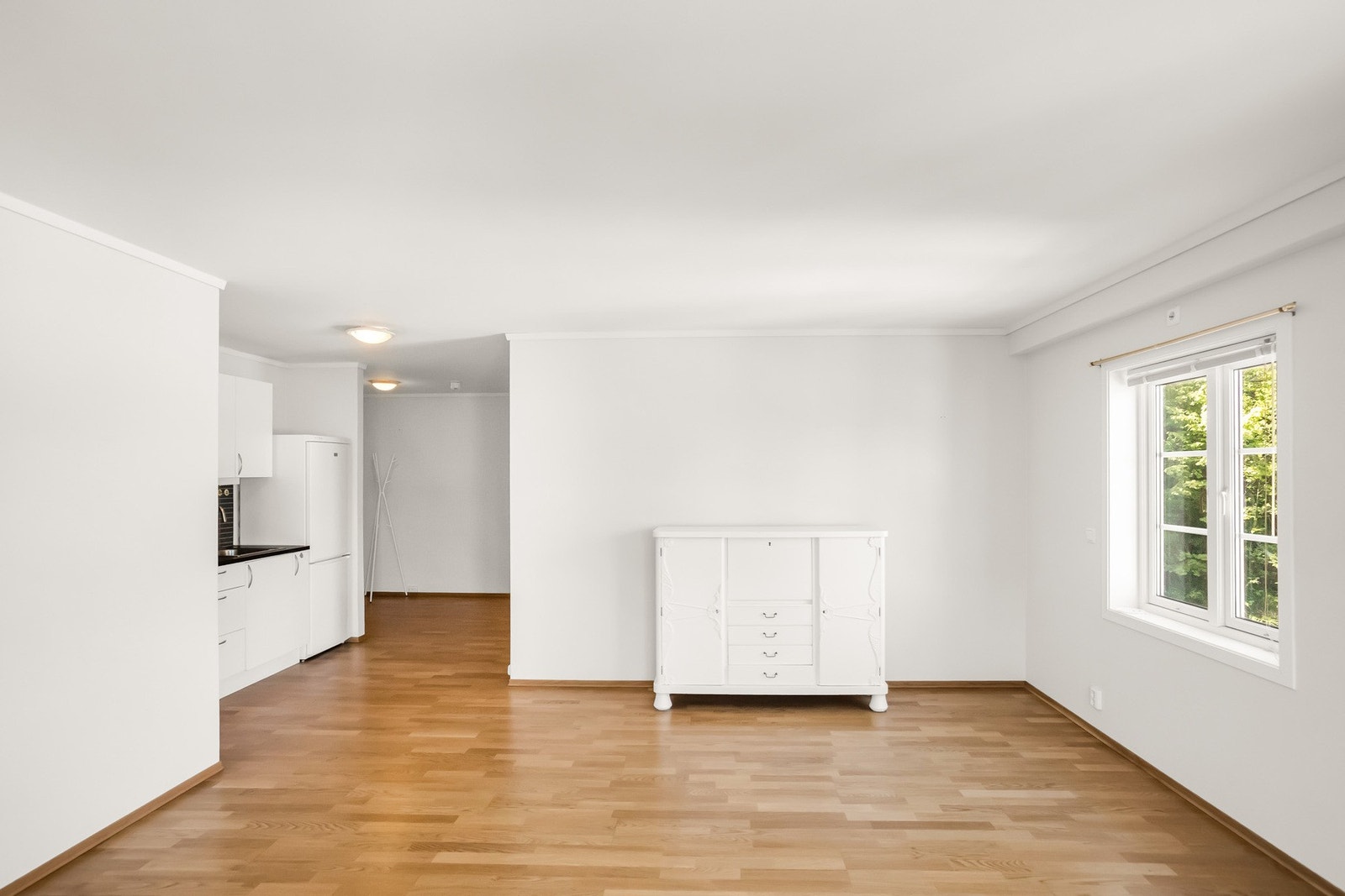 Åpen og sosial løsning med store vindusflater som slipper inn rikelig med naturlig lys. Galleribilde