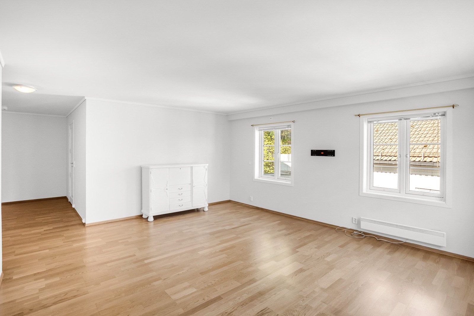Romslig stue med plass til sofagruppe og spisebord. Galleribilde